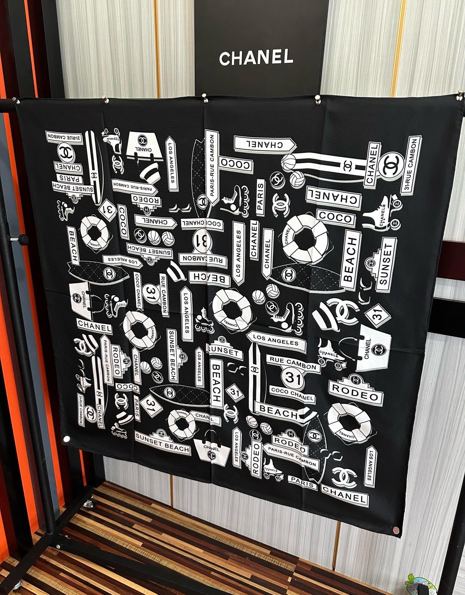  。2010香奈儿 顶级设计师 又一新款出货了庆祝靓女们必备款色太美了玫瑰上身效果非常美得意各种图案标志