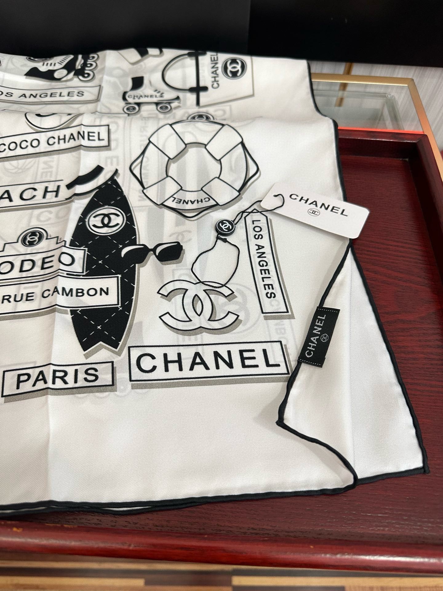  。2010香奈儿 顶级设计师 又一新款出货了庆祝靓女们必备款色太美了玫瑰上身效果非常美得意各种图案标志