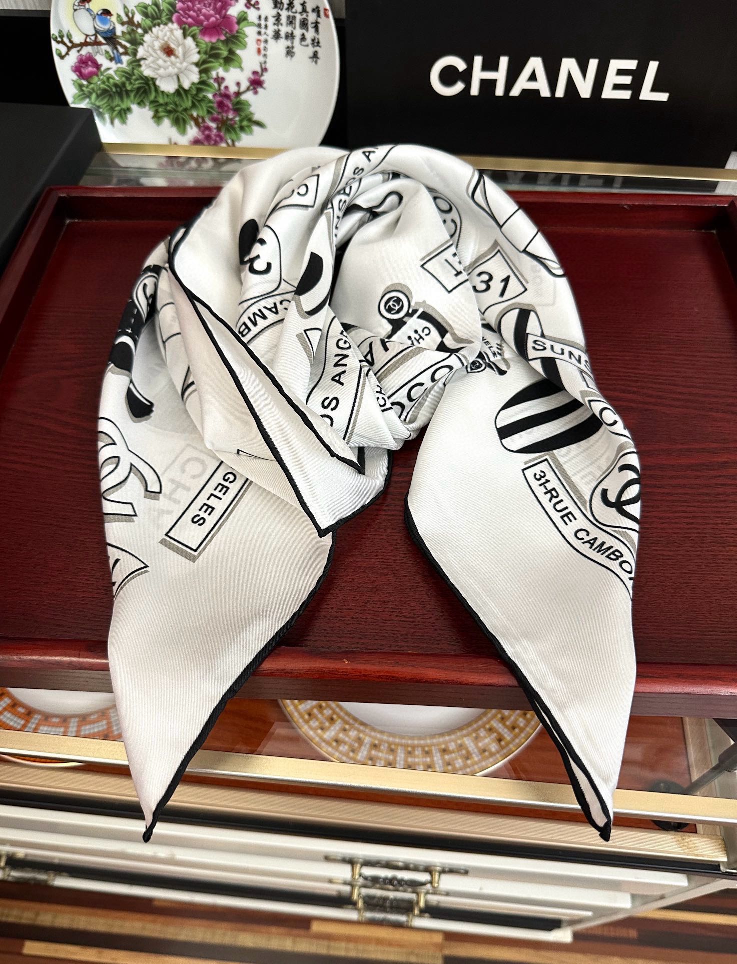  。2010香奈儿 顶级设计师 又一新款出货了庆祝靓女们必备款色太美了玫瑰上身效果非常美得意各种图案标志