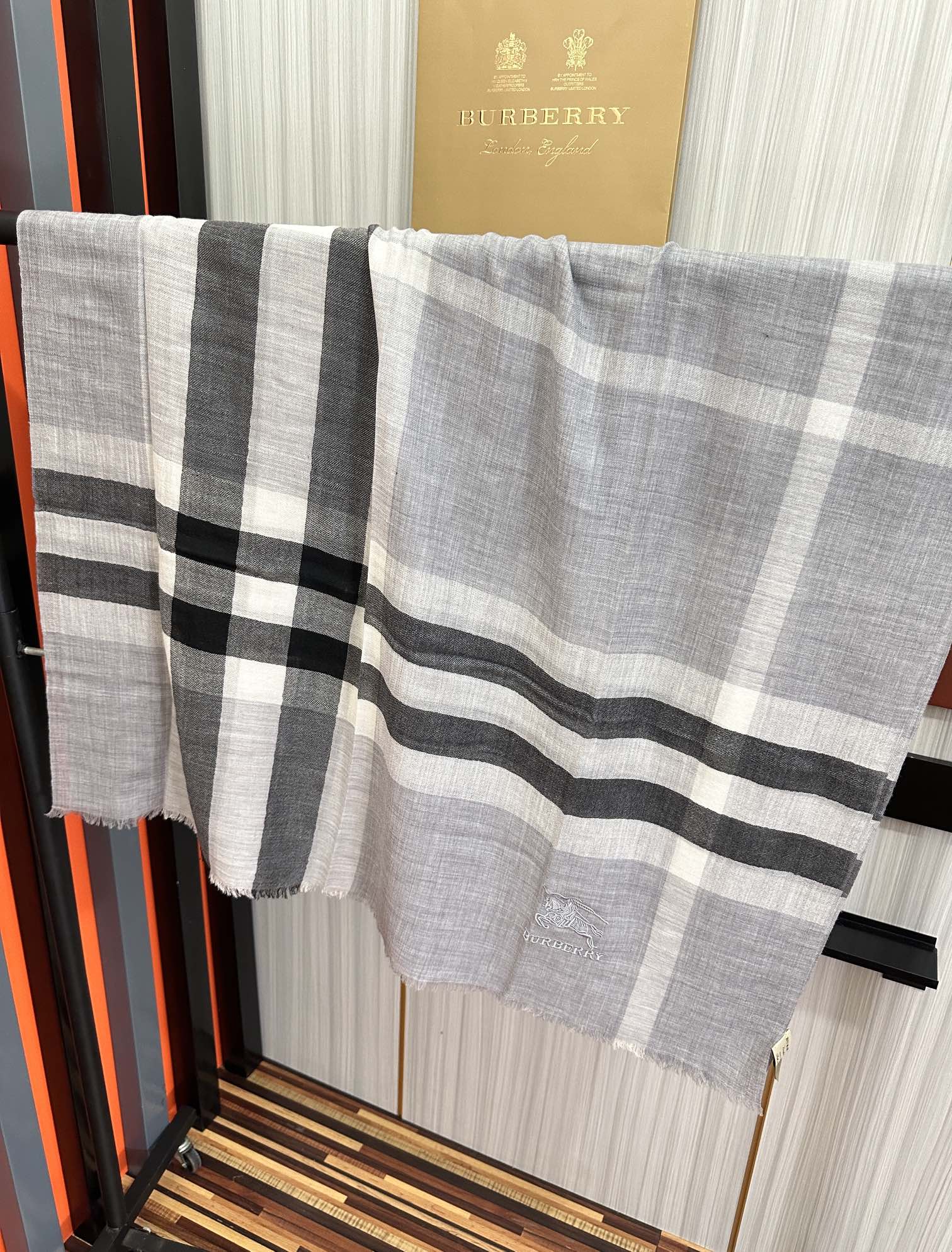 。2010 爆款巴宝莉 🧣万众瞩目战马绣标经典版到货🎆最优质的年轻设计师推出的最新概念👓搭配调色纱染再色