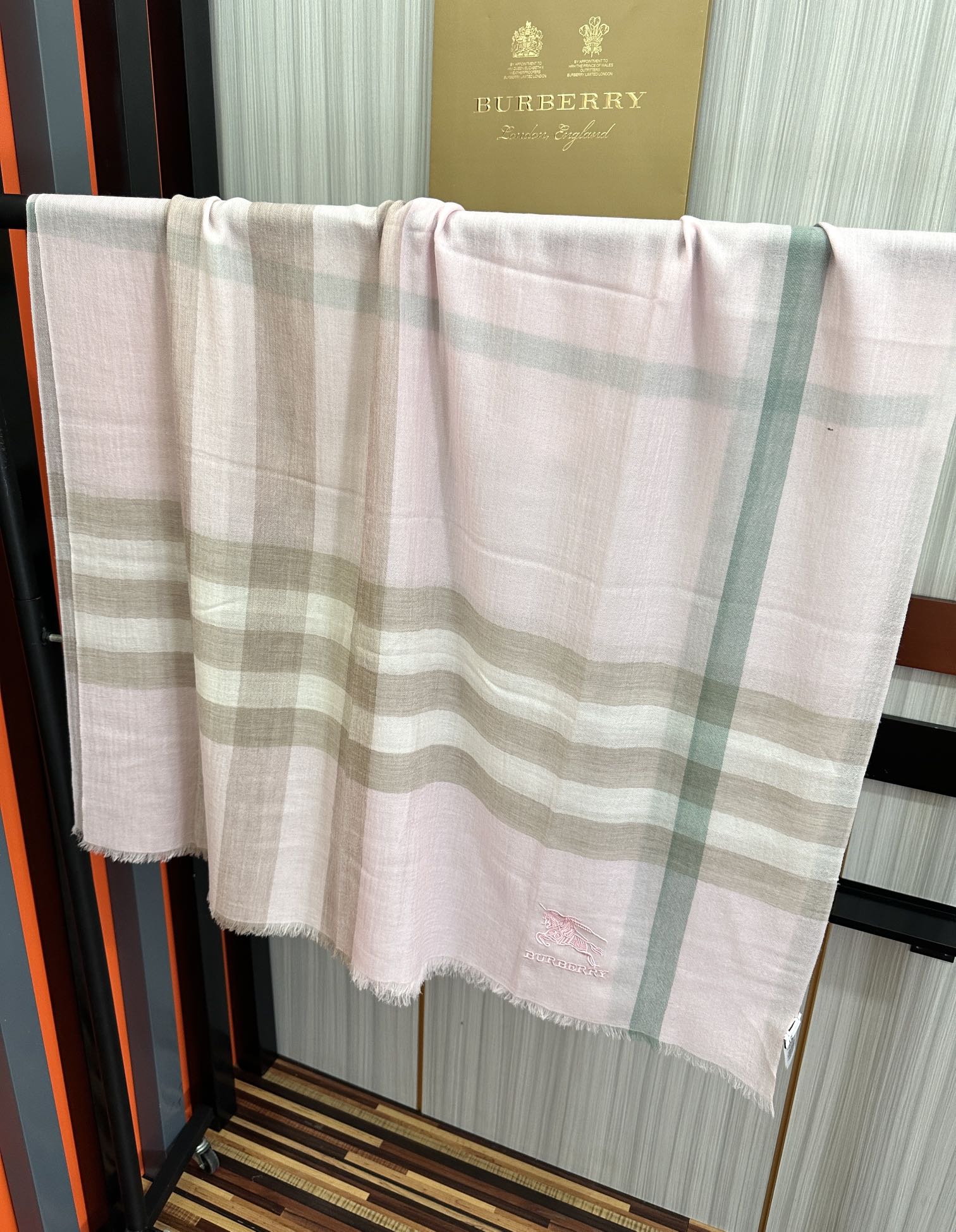 。2010 爆款巴宝莉 🧣万众瞩目战马绣标经典版到货🎆最优质的年轻设计师推出的最新概念👓搭配调色纱染再色