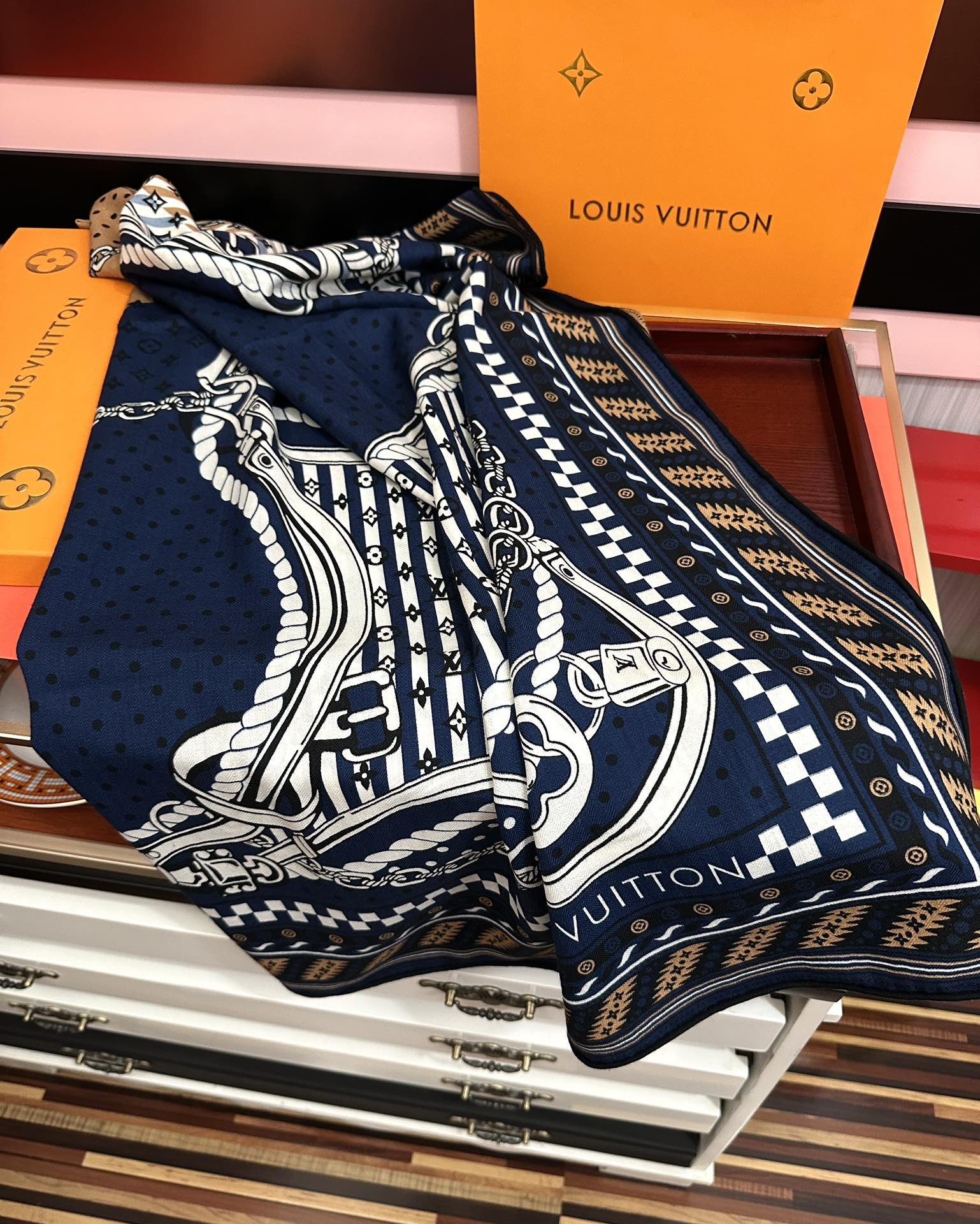 高品质 上新❤️LV 【双面同色】经典优雅礼物~气质到骨子里色新一季的面料超高级，真心超级柔软，丝丝顺滑