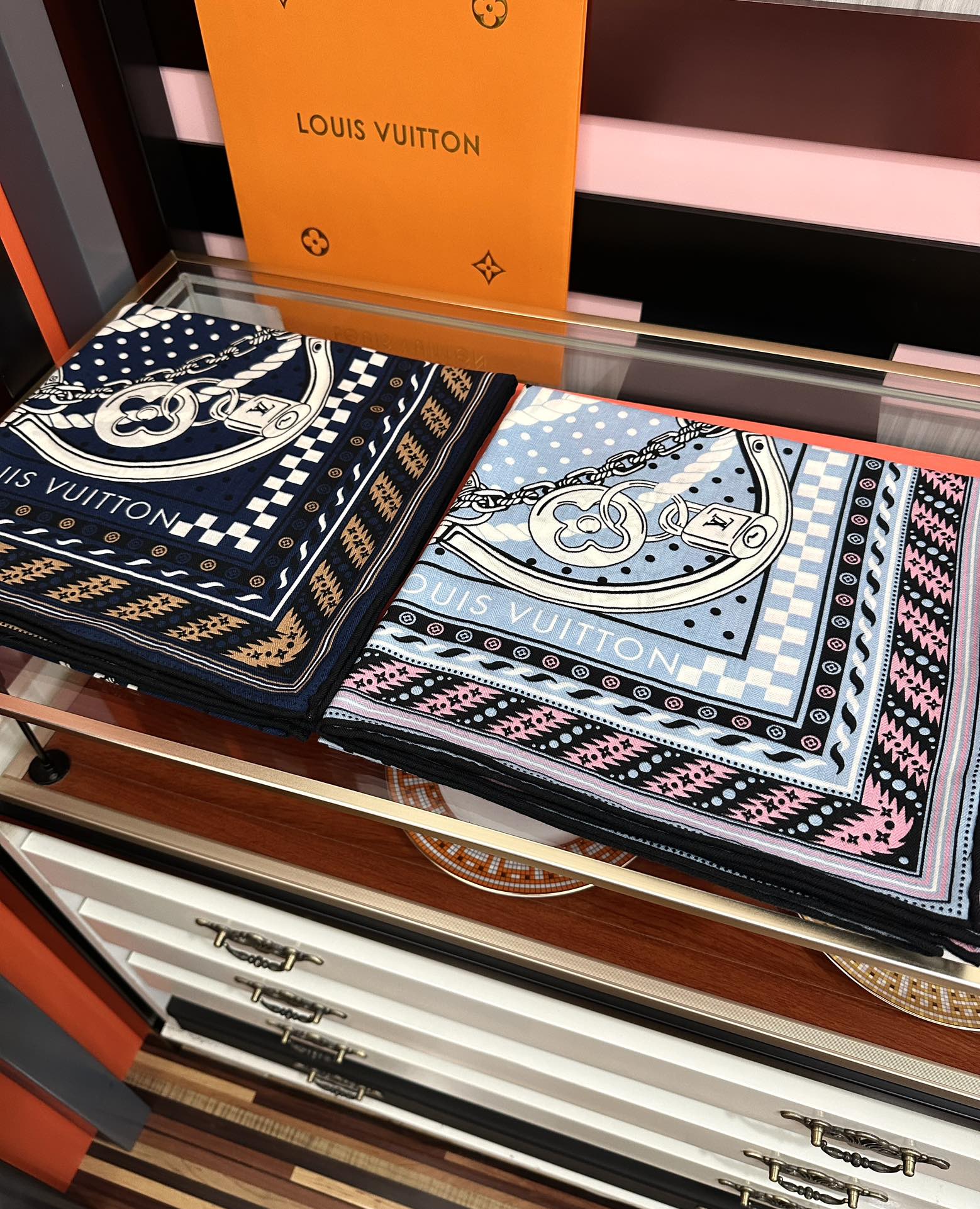 高品质 上新❤️LV 【双面同色】经典优雅礼物~气质到骨子里色新一季的面料超高级，真心超级柔软，丝丝顺滑