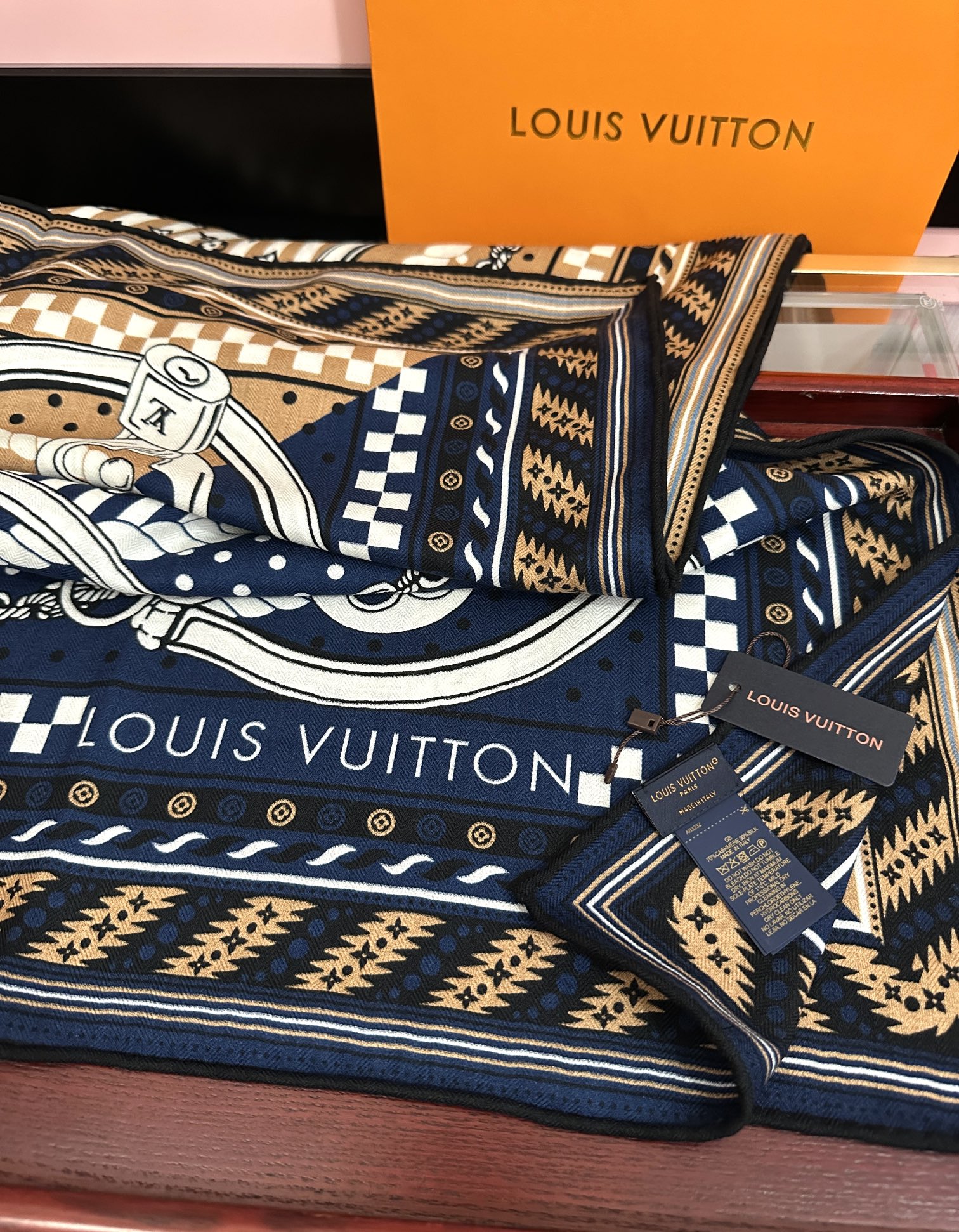 高品质 上新❤️LV 【双面同色】经典优雅礼物~气质到骨子里色新一季的面料超高级，真心超级柔软，丝丝顺滑