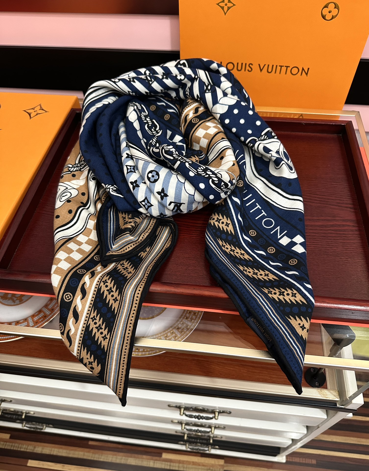 高品质 上新❤️LV 【双面同色】经典优雅礼物~气质到骨子里色新一季的面料超高级，真心超级柔软，丝丝顺滑