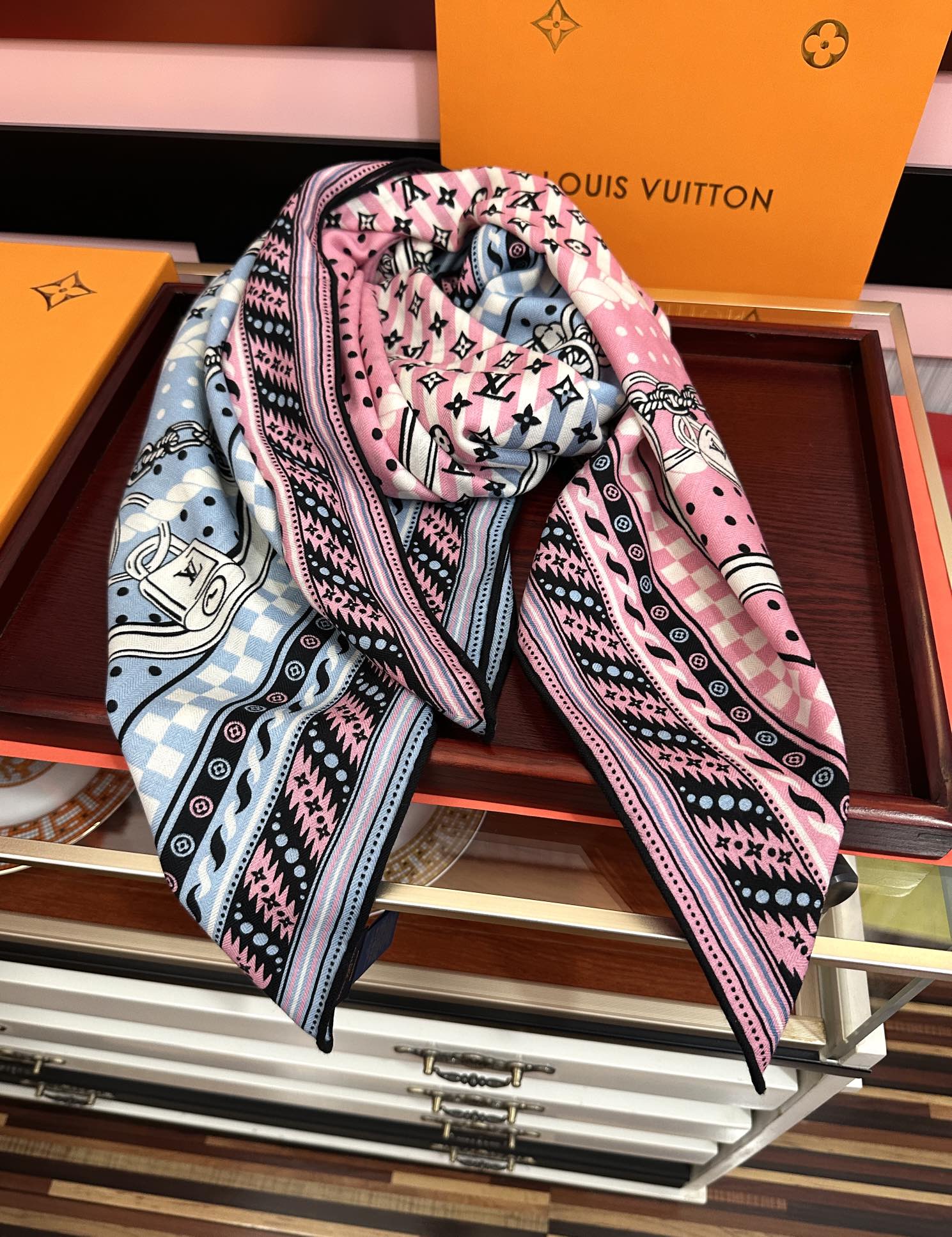 高品质 上新❤️LV 【双面同色】经典优雅礼物~气质到骨子里色新一季的面料超高级，真心超级柔软，丝丝顺滑