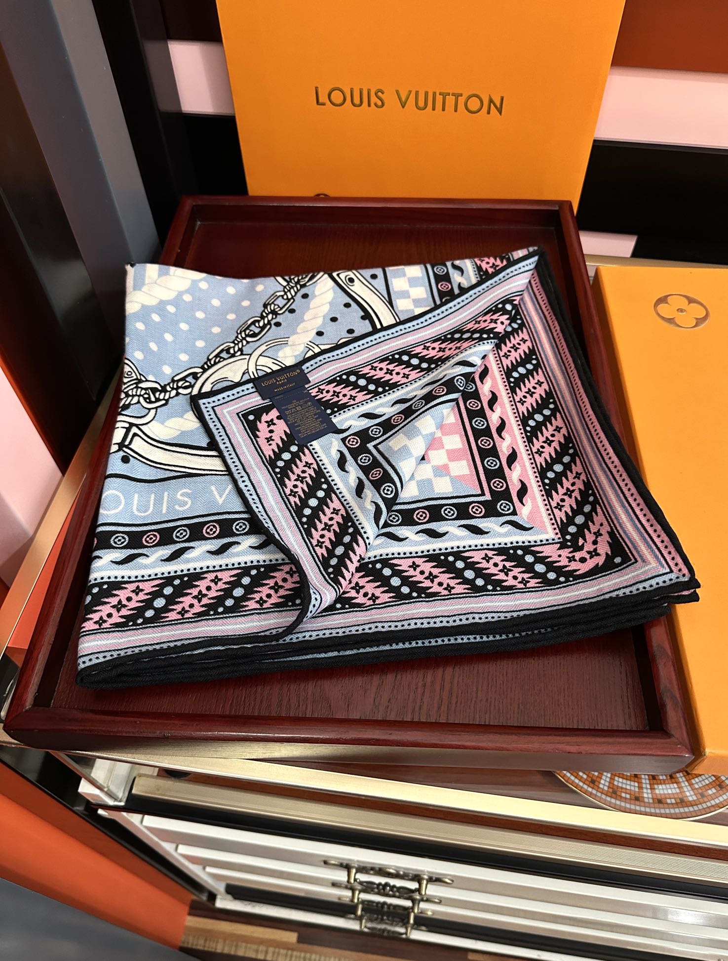 高品质 上新❤️LV 【双面同色】经典优雅礼物~气质到骨子里色新一季的面料超高级，真心超级柔软，丝丝顺滑