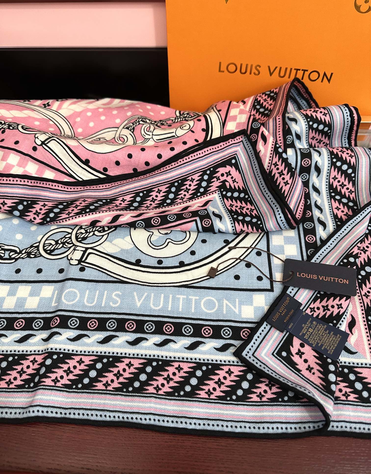 高品质 上新❤️LV 【双面同色】经典优雅礼物~气质到骨子里色新一季的面料超高级，真心超级柔软，丝丝顺滑