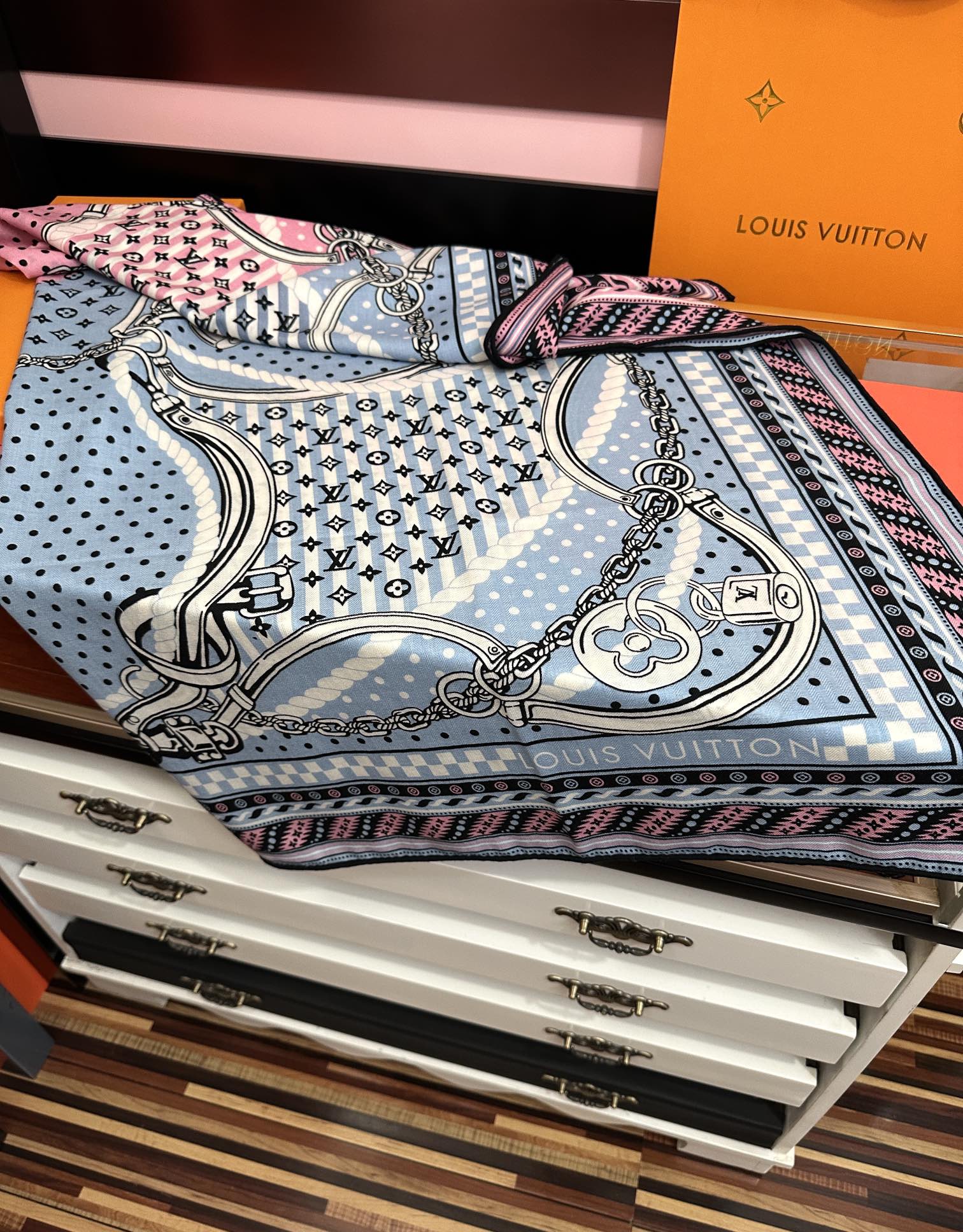 高品质 上新❤️LV 【双面同色】经典优雅礼物~气质到骨子里色新一季的面料超高级，真心超级柔软，丝丝顺滑