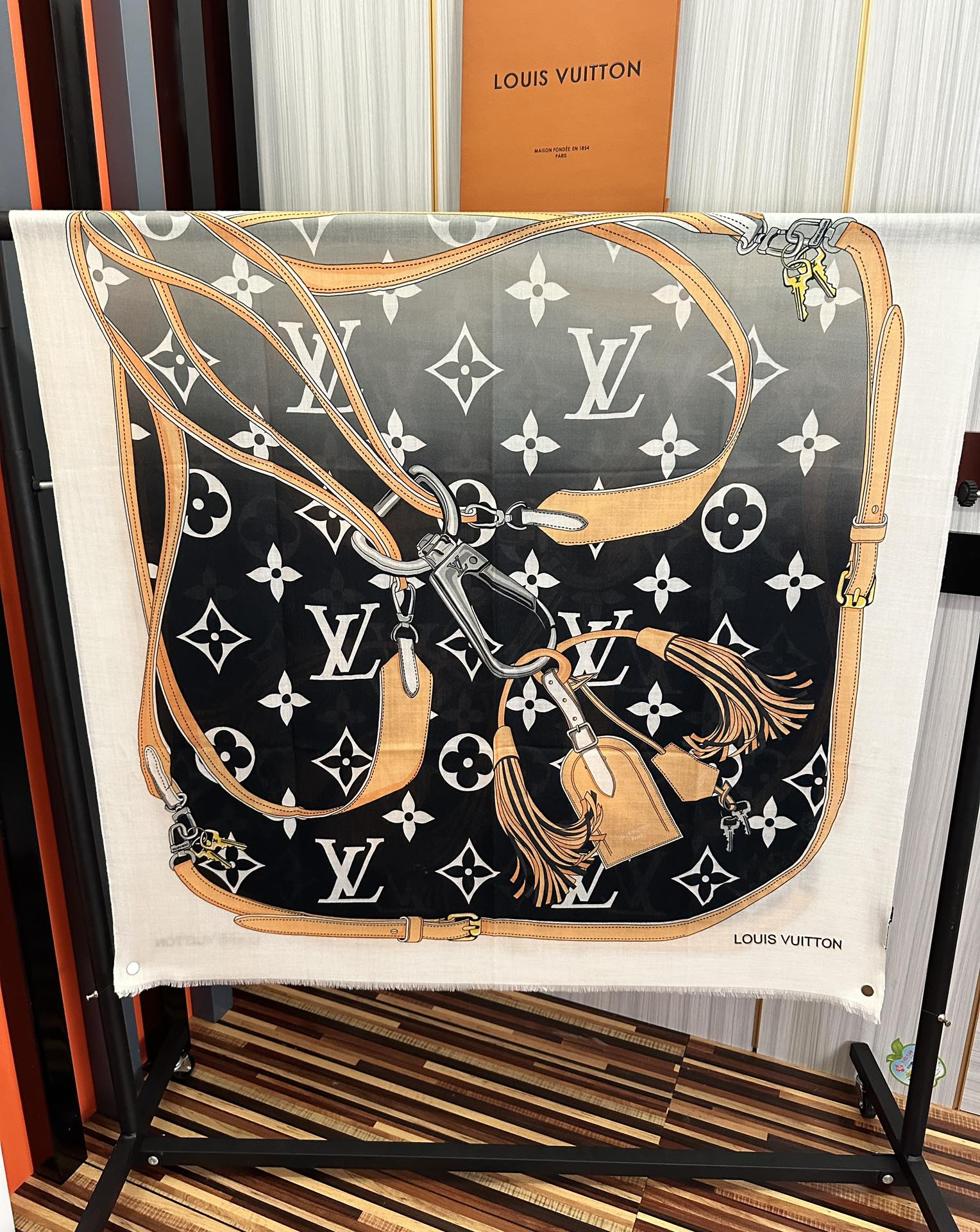 上新L V 2025 最新款‼️顶级设计太美了，真心赞👍【戒指绒长巾】😘💍实物真心美 🎀披肩配以印花💓💃