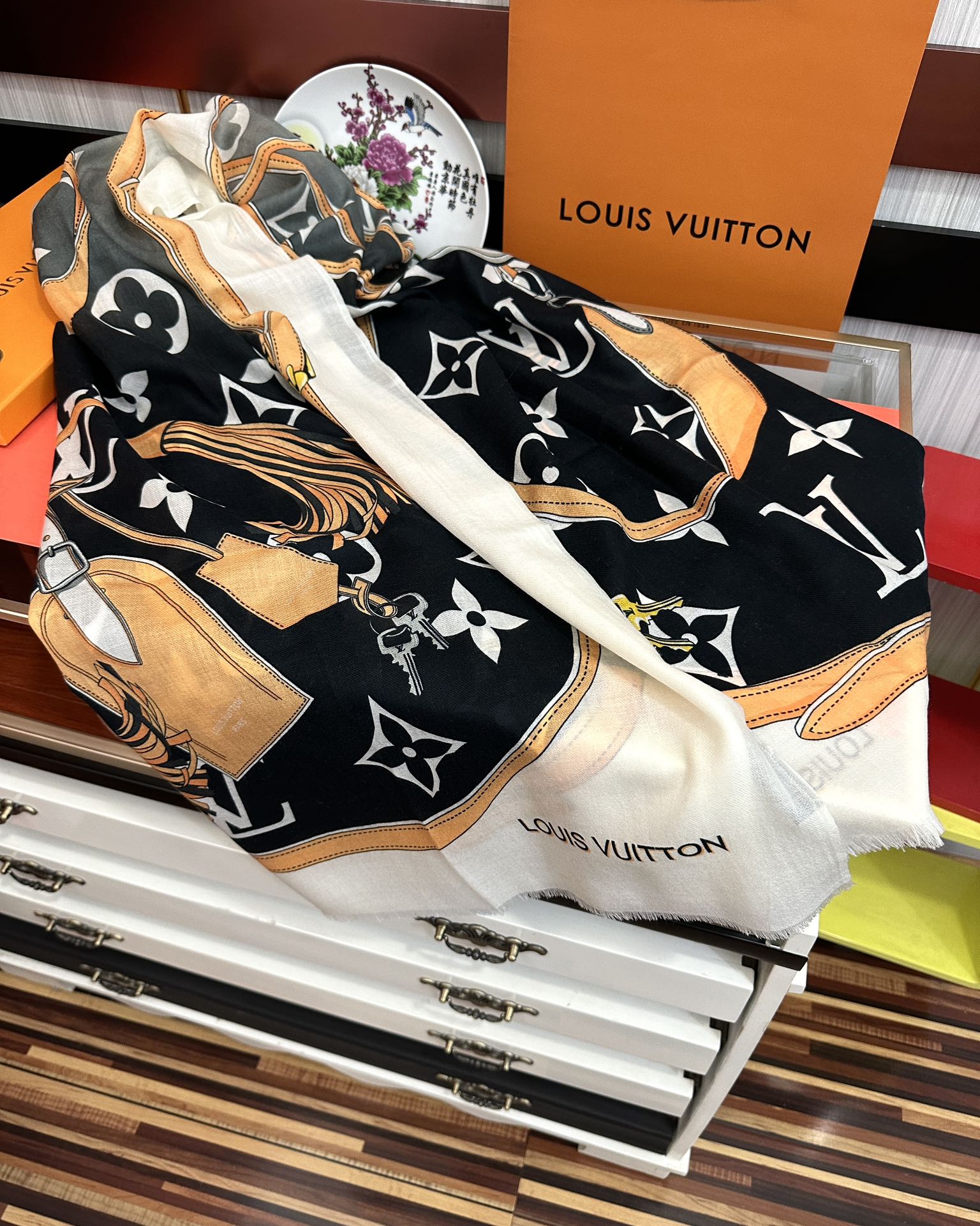 上新L V 2025 最新款‼️顶级设计太美了，真心赞👍【戒指绒长巾】😘💍实物真心美 🎀披肩配以印花💓💃