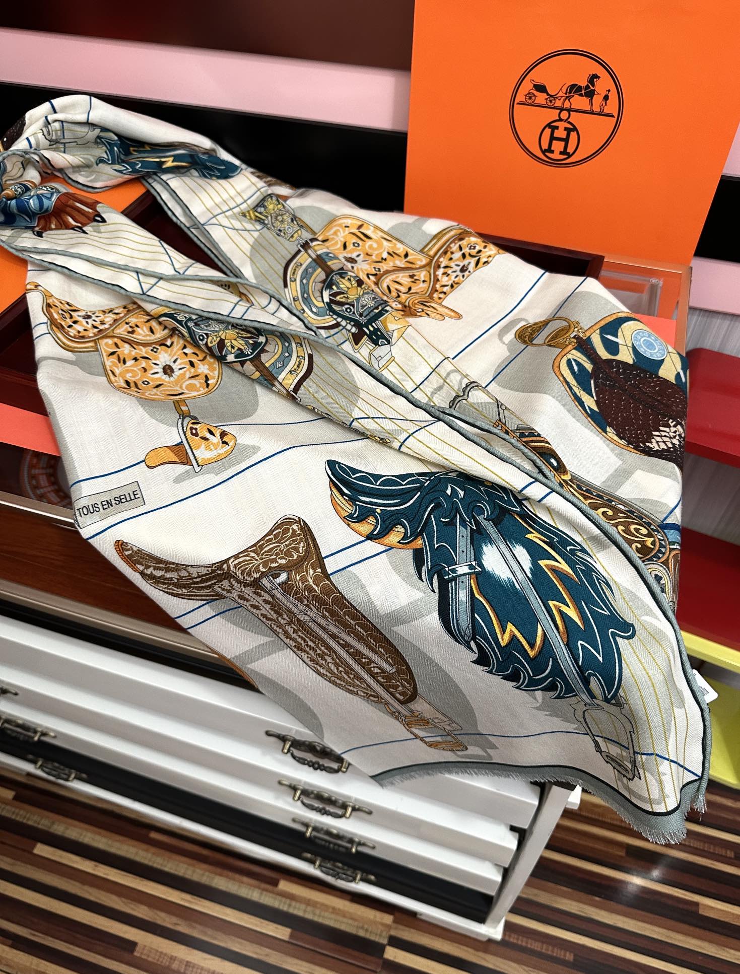 。新款 女士们必备款2025 新款爱马仕。【双面同色】太美了吃瓜下手一定要快嘴唇四季都可以用勾引真心美的