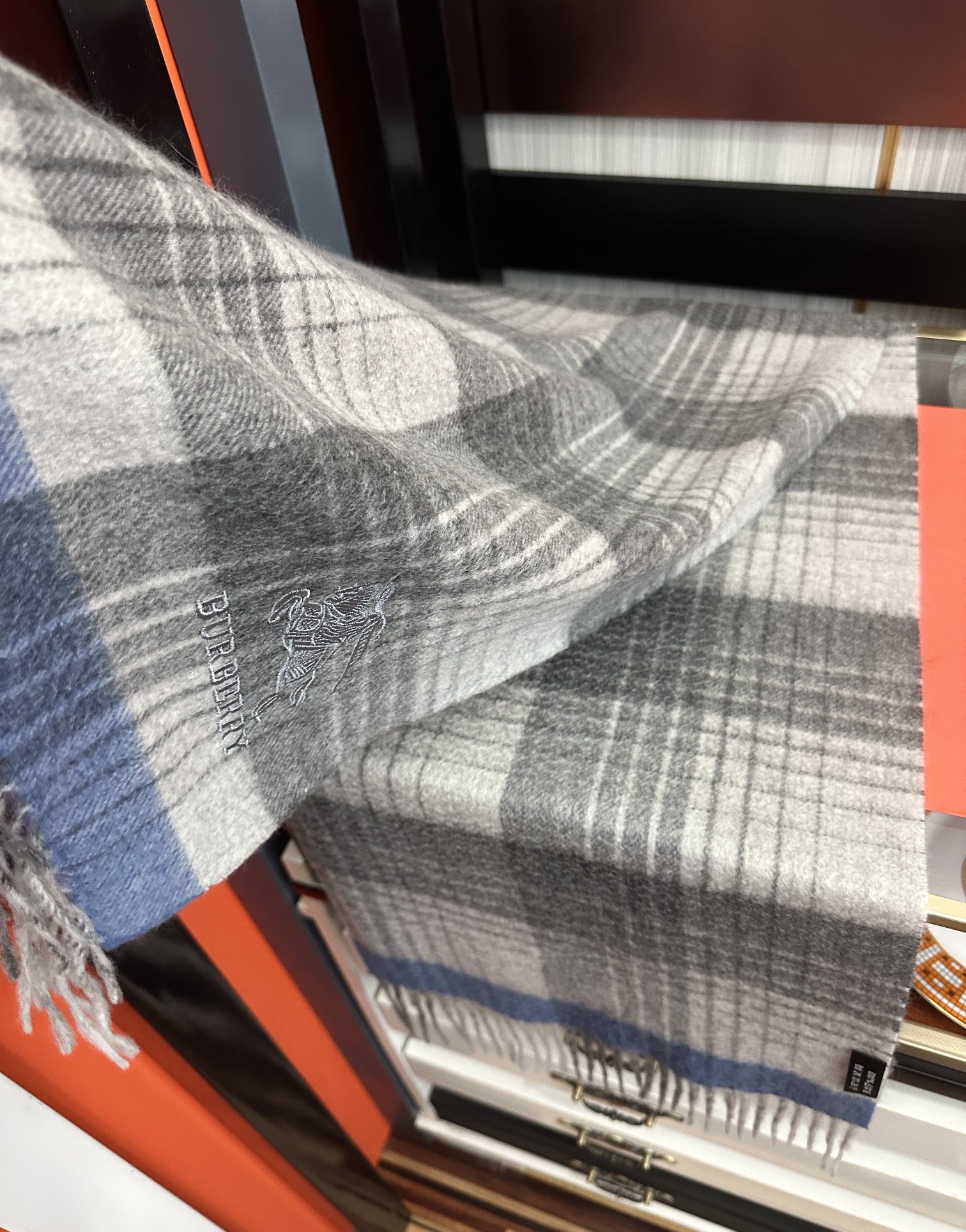 爱心   2025 新款。85%山羊绒 巴宝莉采用内蒙古顶级山羊绒，最新款男女通用情侣款👫重磅推荐💥 经