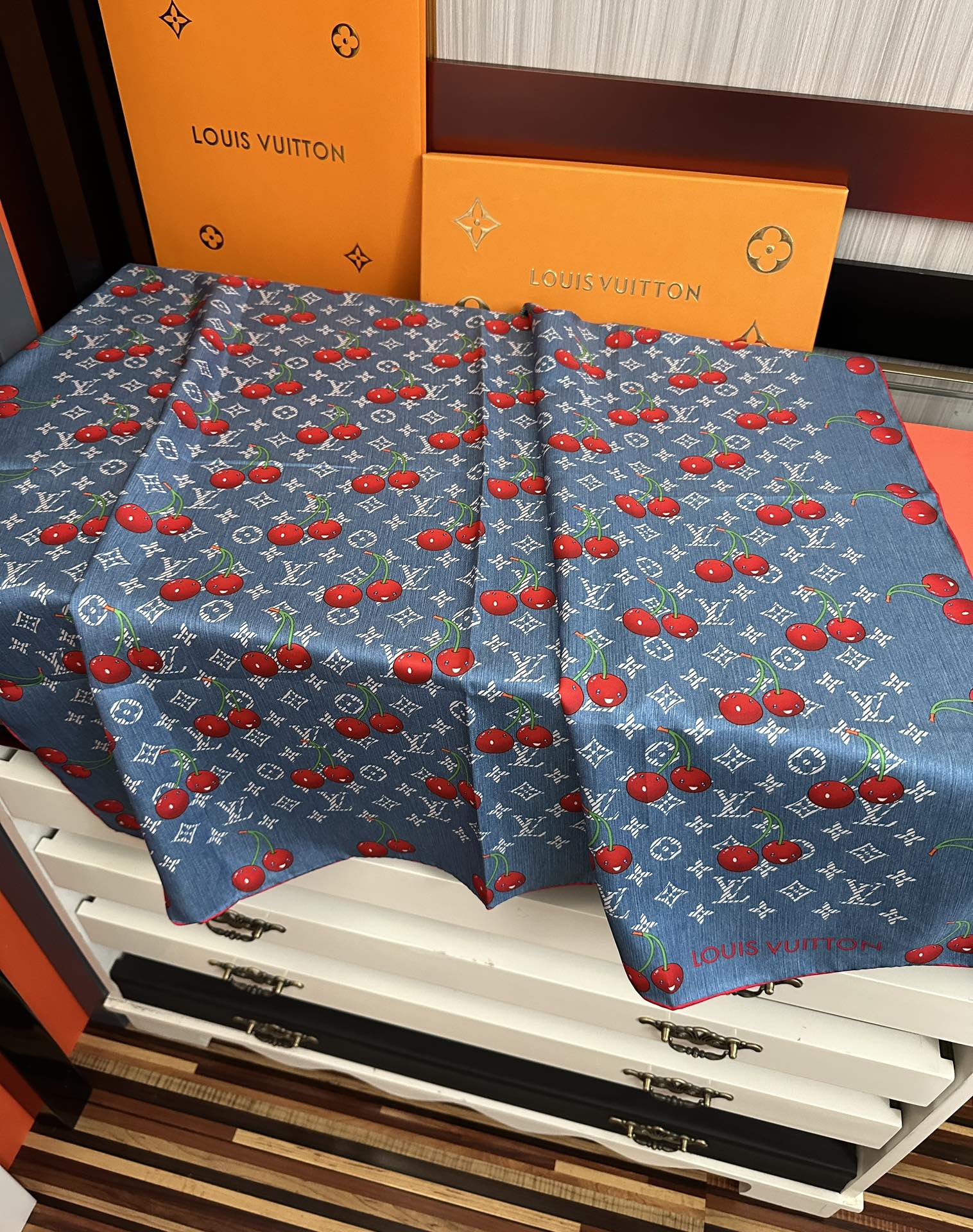 新款。2010高品质太美了庆祝LV官网同步【18mm双面同色顶级真丝】庆祝“L家”90典藏方巾通过别致的