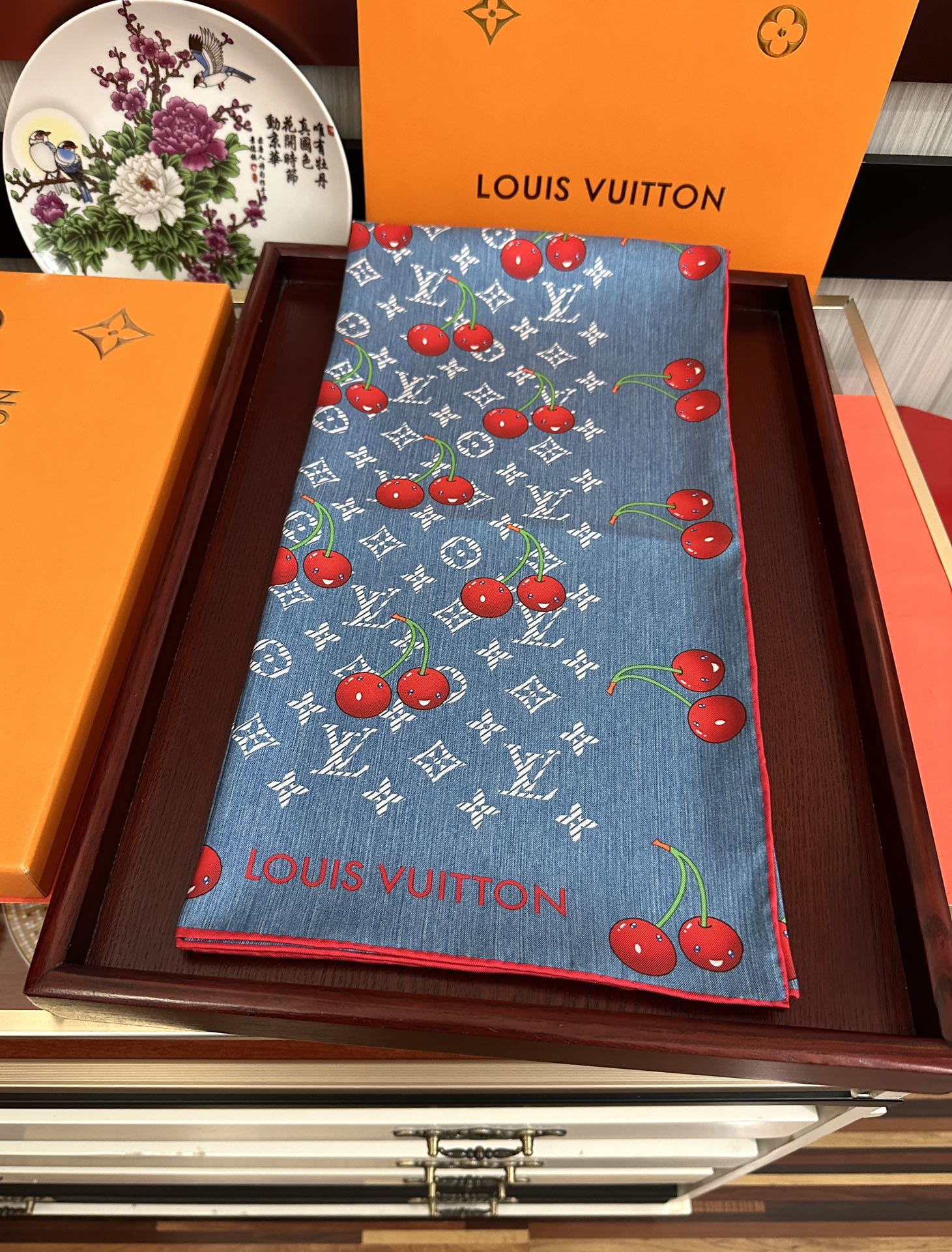 新款。2010高品质太美了庆祝LV官网同步【18mm双面同色顶级真丝】庆祝“L家”90典藏方巾通过别致的