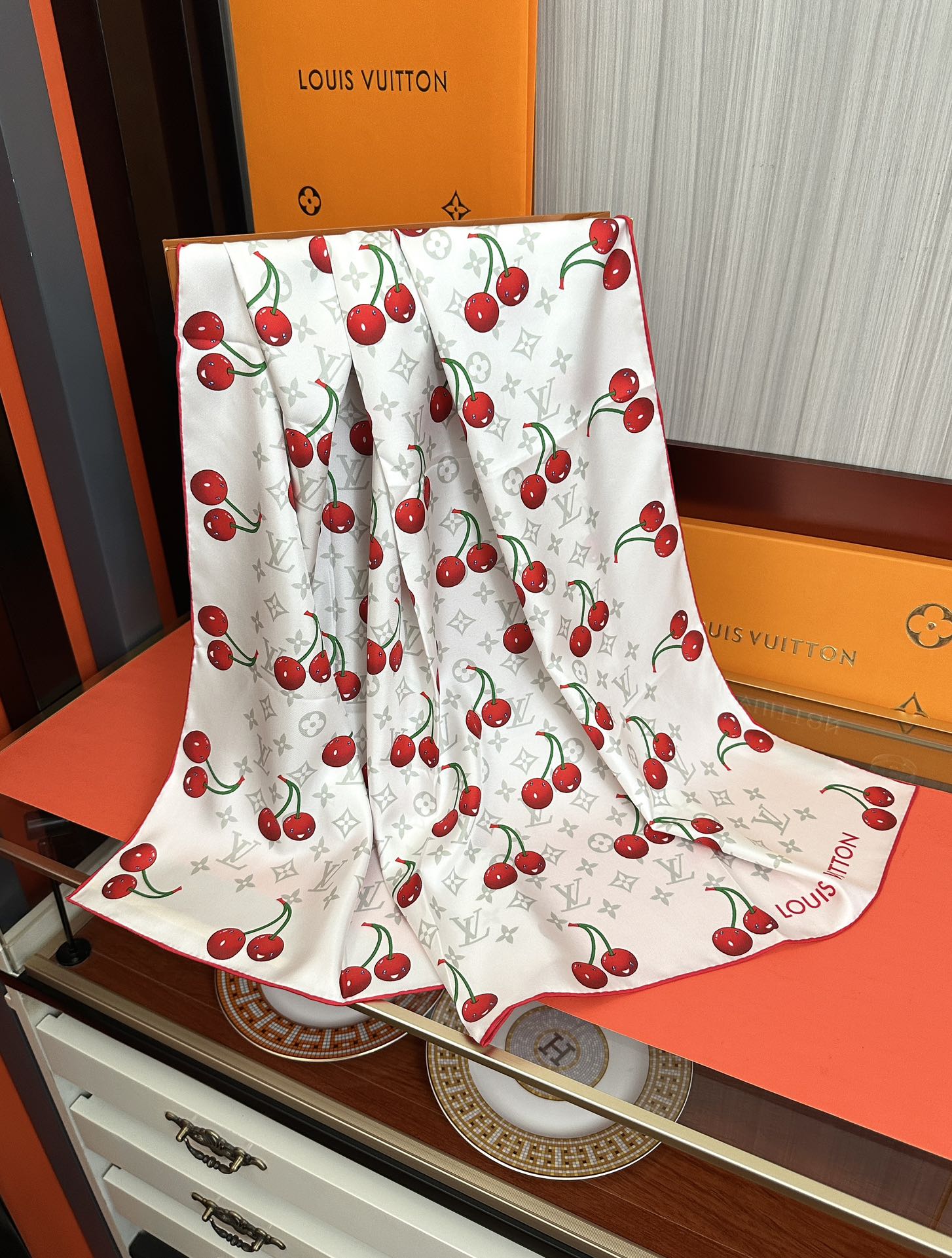 新款。2010高品质太美了庆祝LV官网同步【18mm双面同色顶级真丝】庆祝“L家”90典藏方巾通过别致的