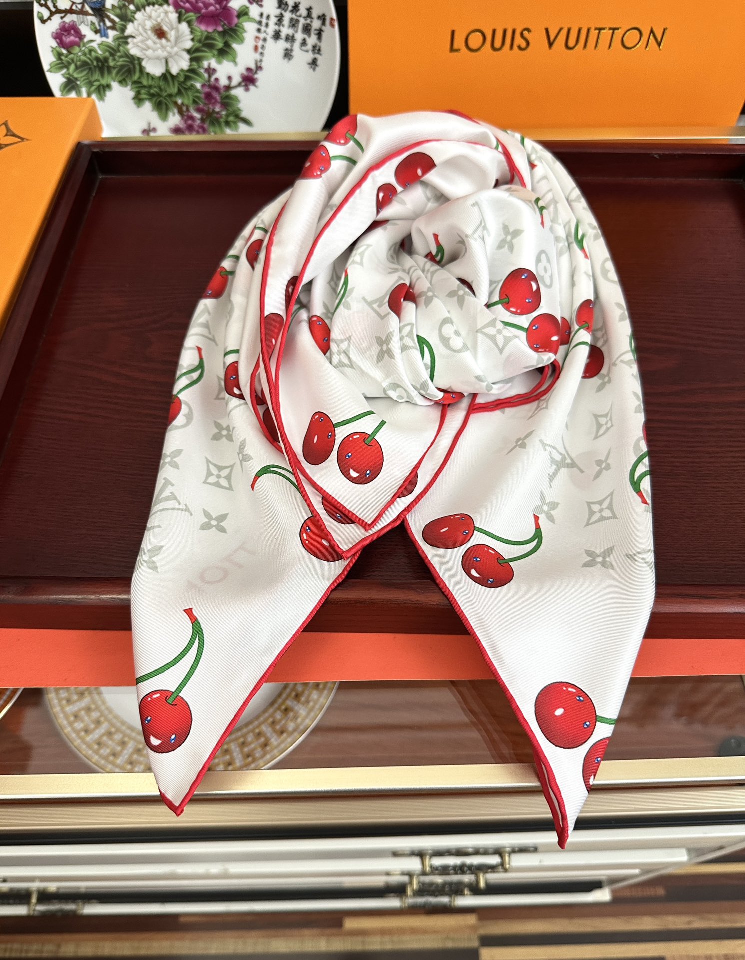 新款。2010高品质太美了庆祝LV官网同步【18mm双面同色顶级真丝】庆祝“L家”90典藏方巾通过别致的