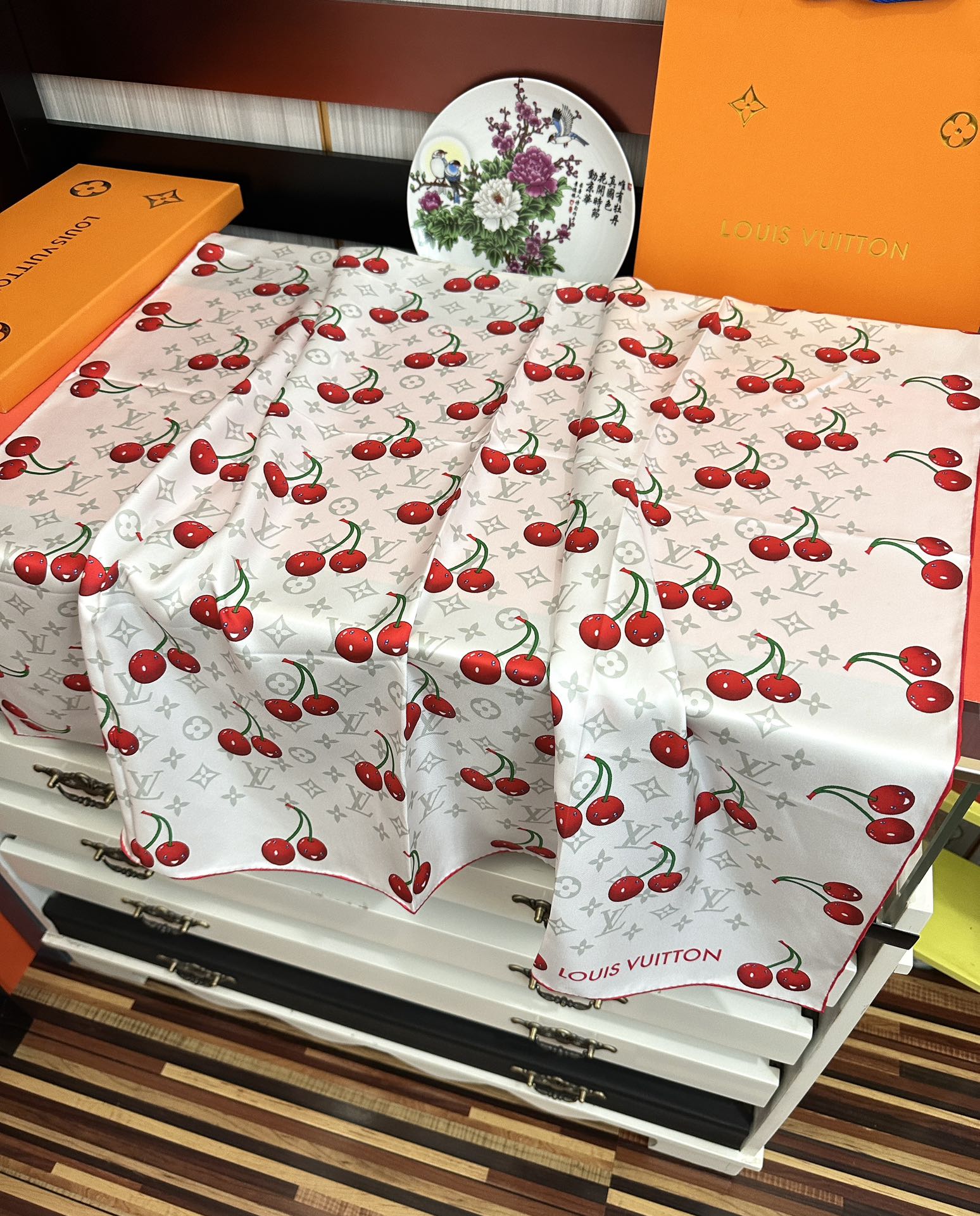 新款。2010高品质太美了庆祝LV官网同步【18mm双面同色顶级真丝】庆祝“L家”90典藏方巾通过别致的