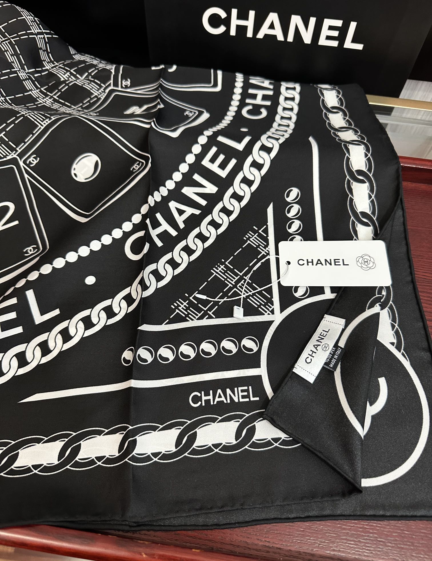 。高品质 香奈儿 【香水扑克牌系列】👍香奶奶永远都是比较经典發一条印有瓶子交织图案巧妙搭配得意简直太美了