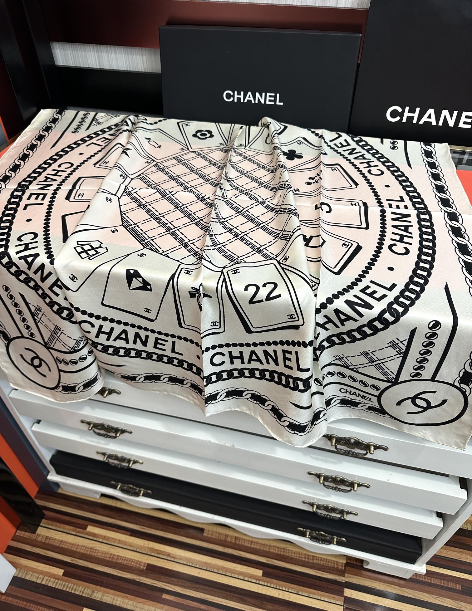 。高品质 香奈儿 【香水扑克牌系列】👍香奶奶永远都是比较经典發一条印有瓶子交织图案巧妙搭配得意简直太美了