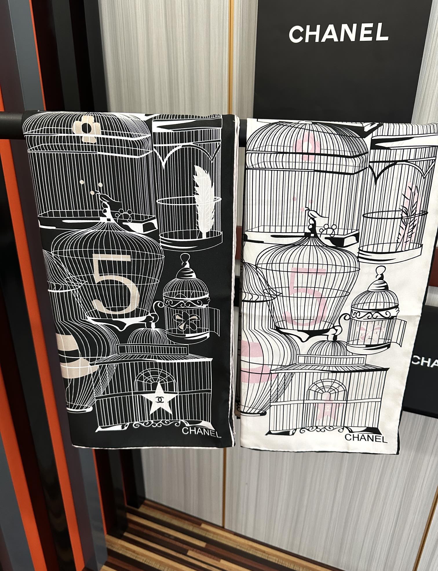 。2010最新款 香奈儿 顶级设计师 又一新款出货了庆祝靓女们必备款色太美了玫瑰上身效果非常美得意各种图