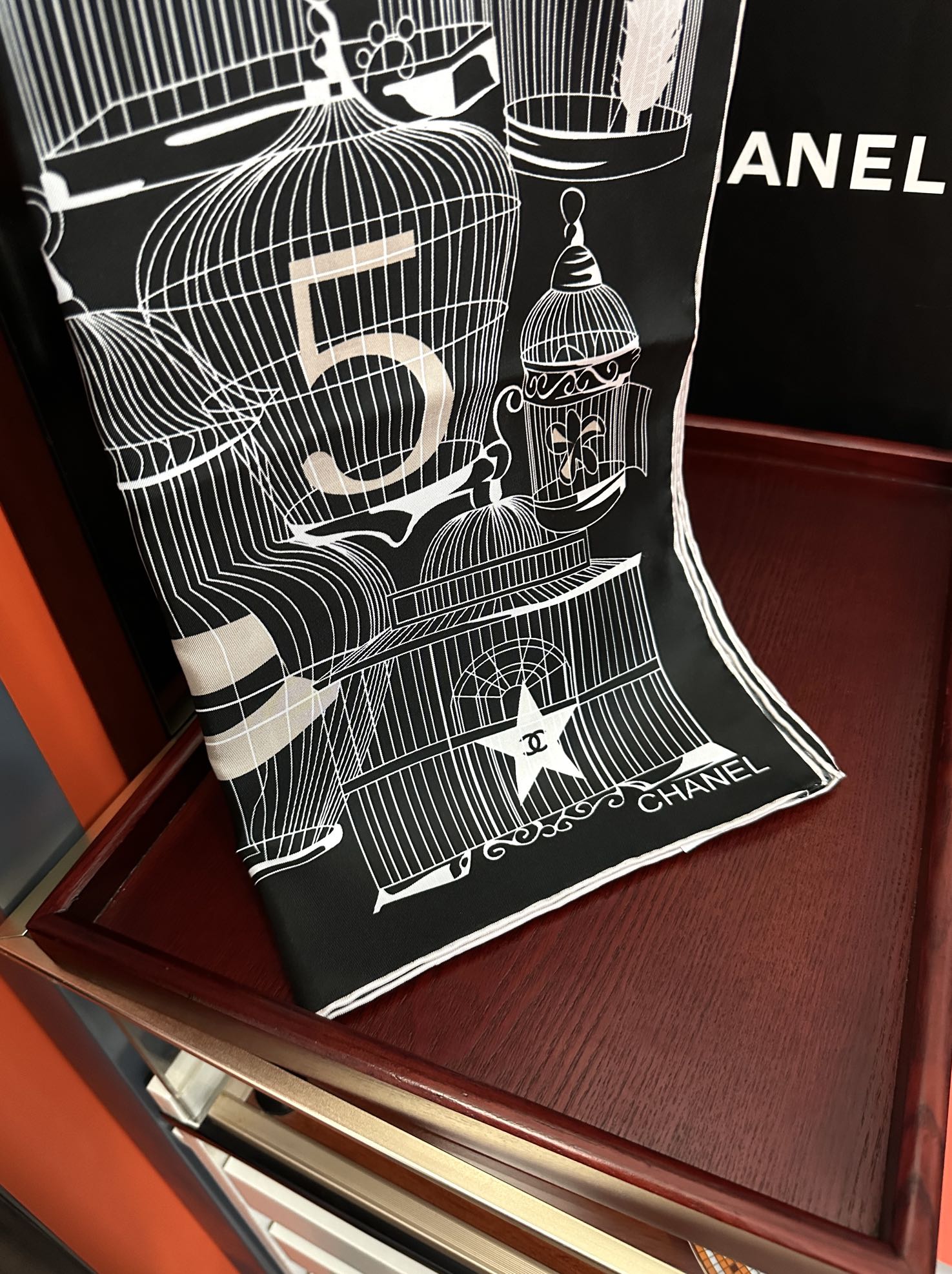 。2010最新款 香奈儿 顶级设计师 又一新款出货了庆祝靓女们必备款色太美了玫瑰上身效果非常美得意各种图