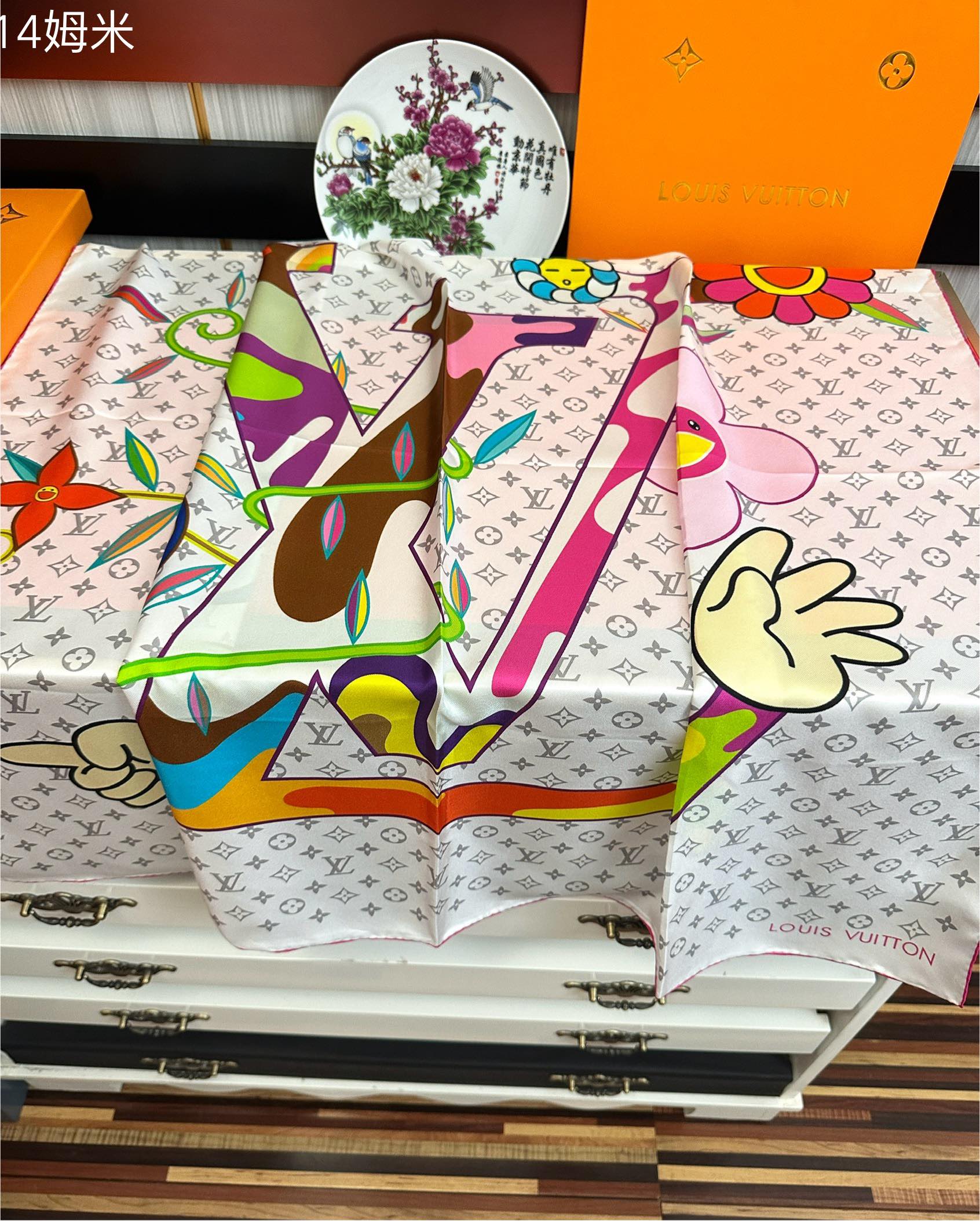 。 2010上新 LV 官网同步👍太美了庆祝Flower And StraPs 真丝方巾以瞩目笔触彰显雅