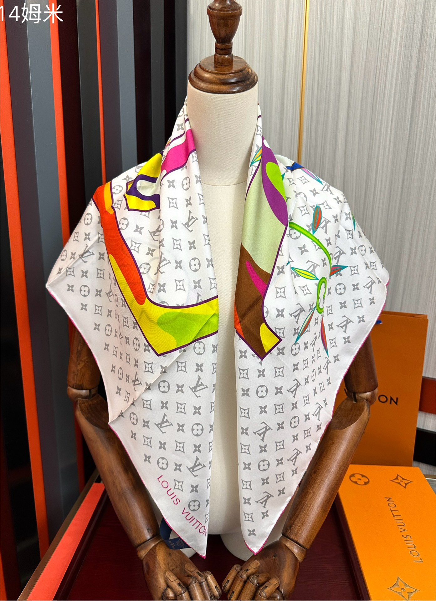 。 2010上新 LV 官网同步👍太美了庆祝Flower And StraPs 真丝方巾以瞩目笔触彰显雅