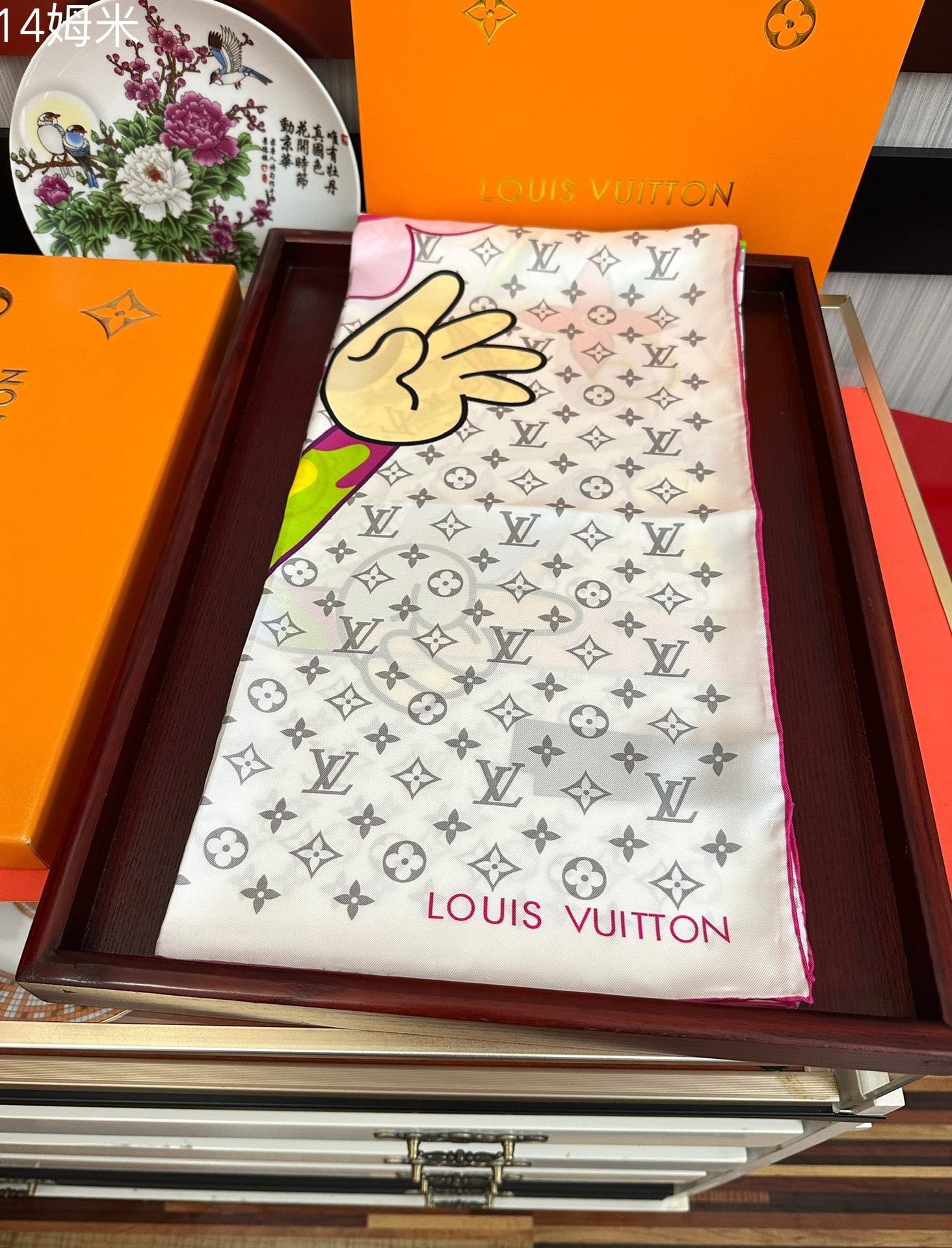 。 2010上新 LV 官网同步👍太美了庆祝Flower And StraPs 真丝方巾以瞩目笔触彰显雅