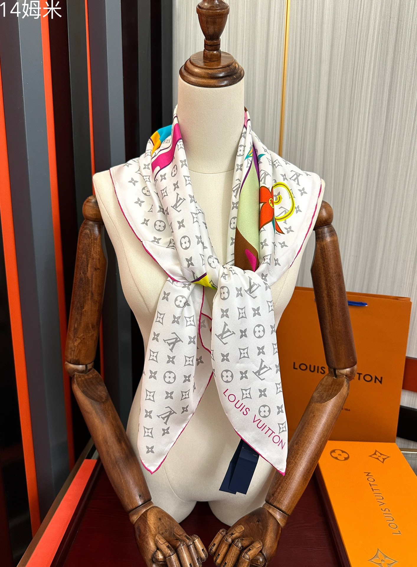 。 2010上新 LV 官网同步👍太美了庆祝Flower And StraPs 真丝方巾以瞩目笔触彰显雅