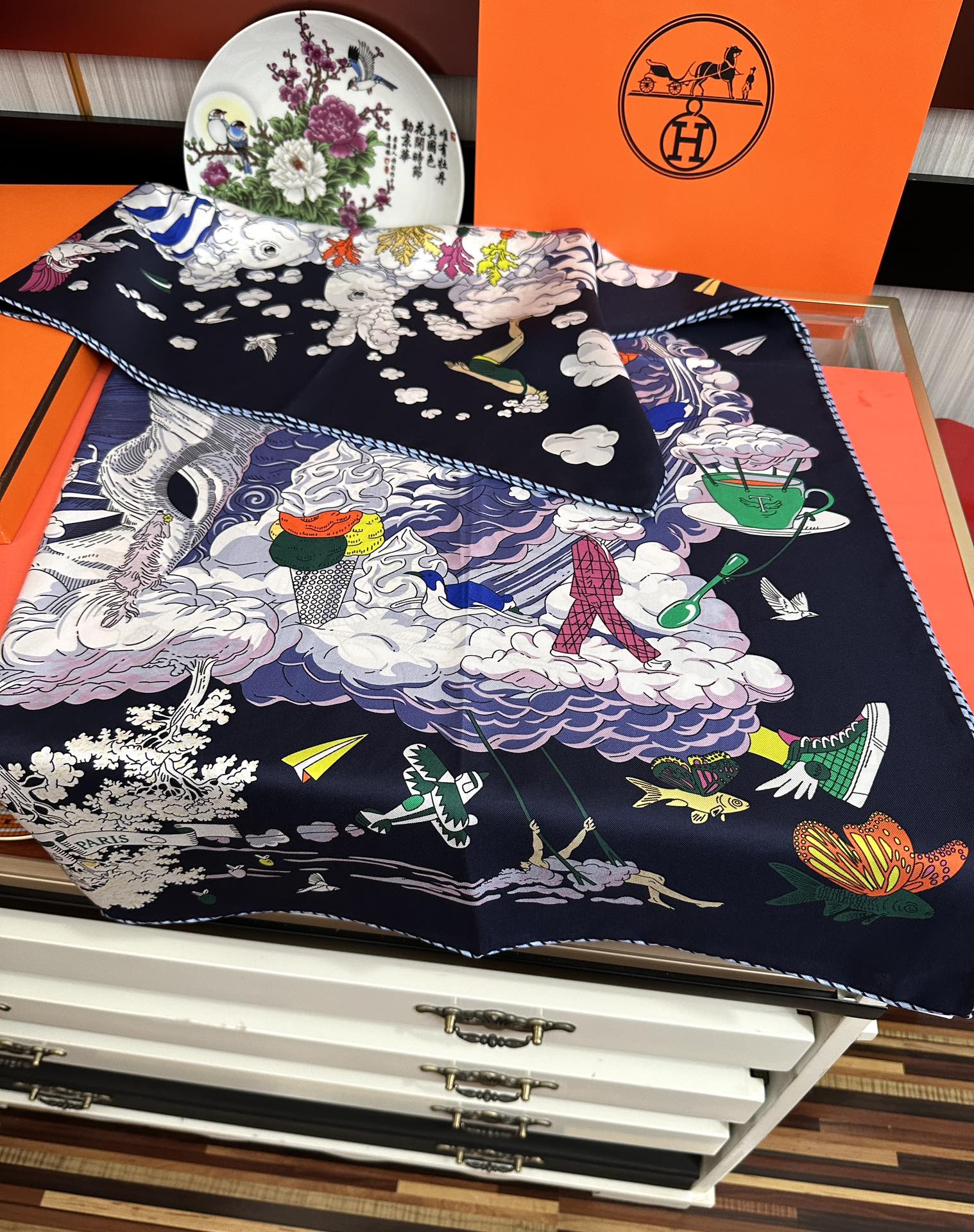  高版本2025𝐇𝐞𝐫𝐦𝐞𝐬 。《我的云间万象》设计犹如梦幻的邀约庆祝这条丝巾充满了童趣發富有想象👍带你