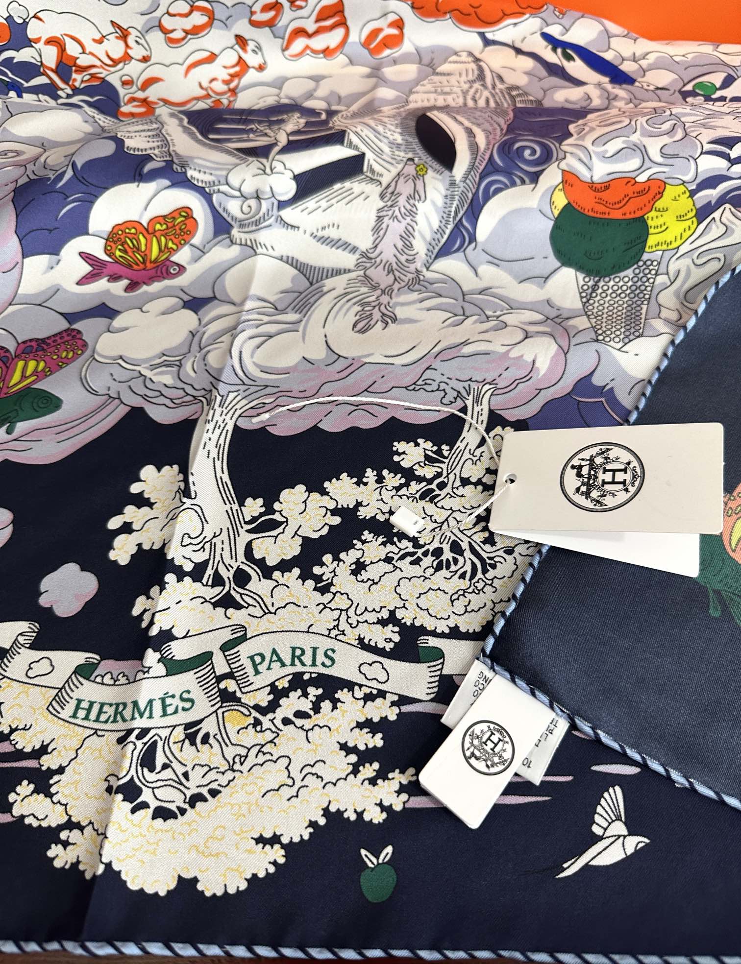  高版本2025𝐇𝐞𝐫𝐦𝐞𝐬 。《我的云间万象》设计犹如梦幻的邀约庆祝这条丝巾充满了童趣發富有想象👍带你