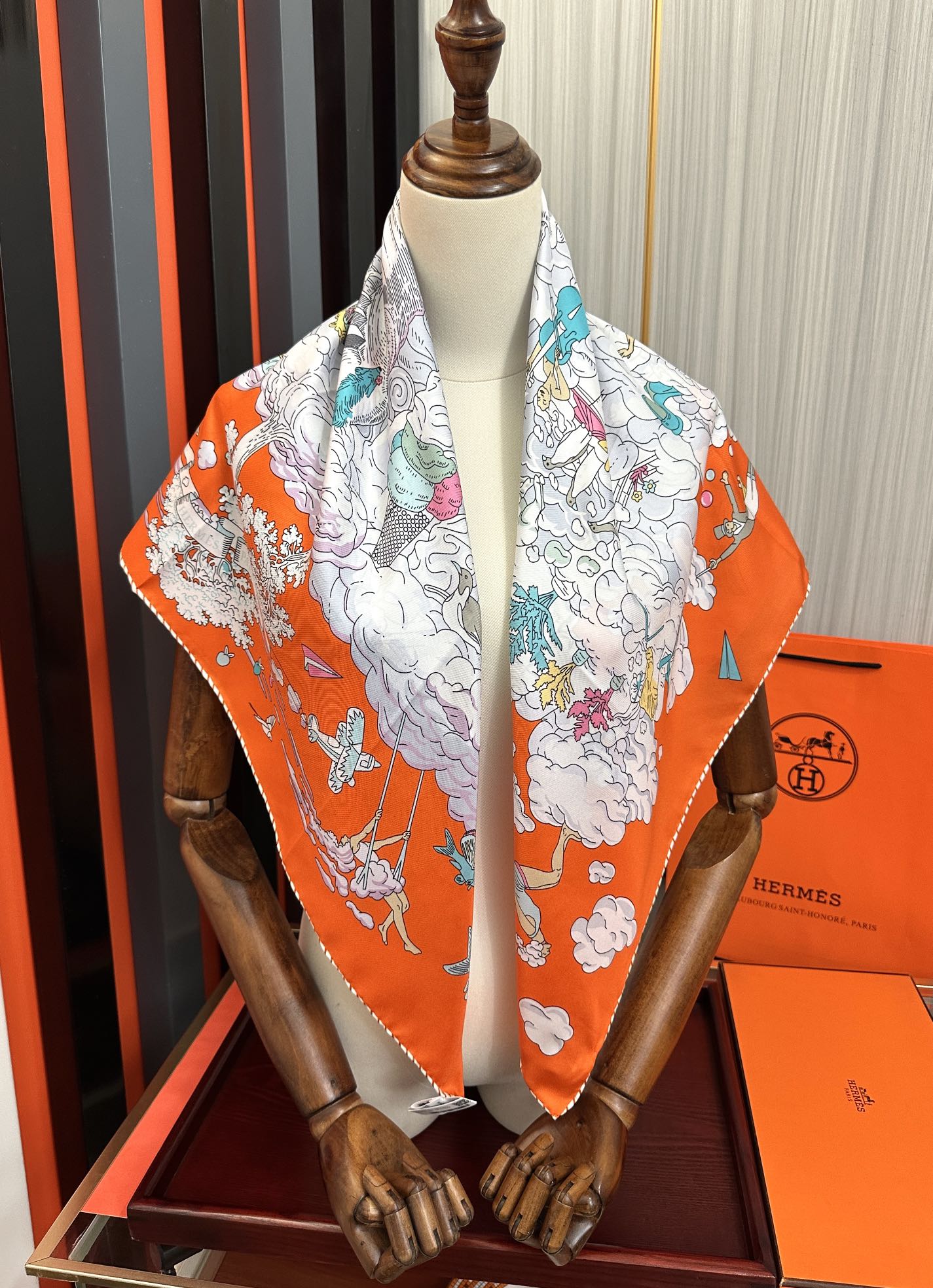  高版本2025𝐇𝐞𝐫𝐦𝐞𝐬 。《我的云间万象》设计犹如梦幻的邀约庆祝这条丝巾充满了童趣發富有想象👍带你