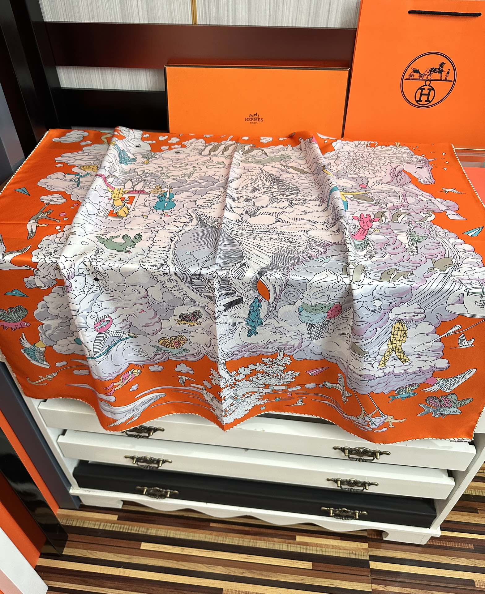  高版本2025𝐇𝐞𝐫𝐦𝐞𝐬 。《我的云间万象》设计犹如梦幻的邀约庆祝这条丝巾充满了童趣發富有想象👍带你