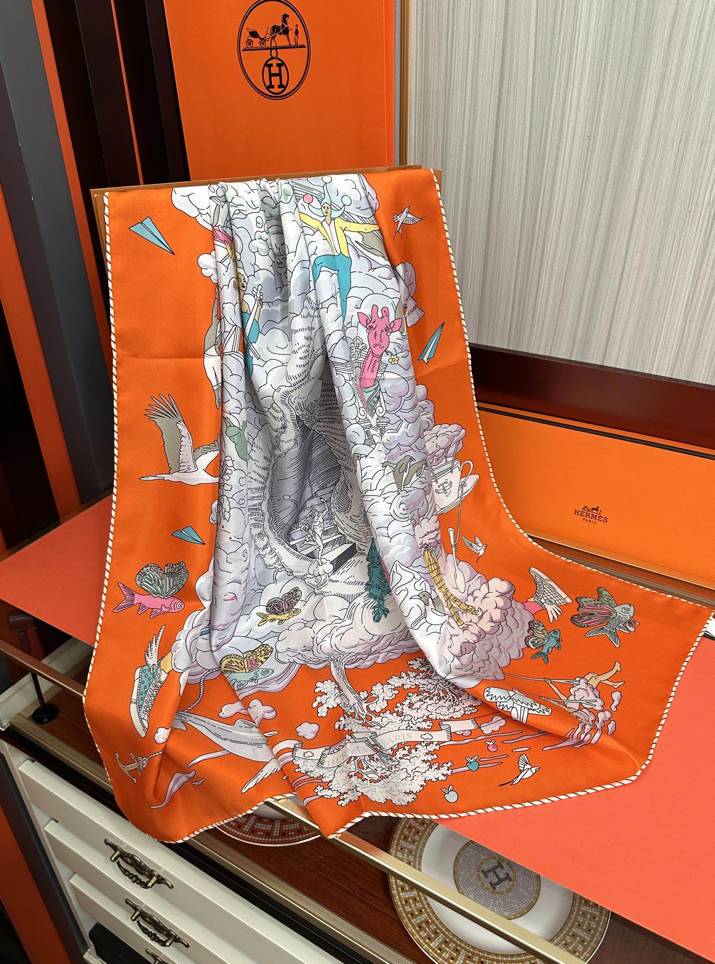  高版本2025𝐇𝐞𝐫𝐦𝐞𝐬 。《我的云间万象》设计犹如梦幻的邀约庆祝这条丝巾充满了童趣發富有想象👍带你