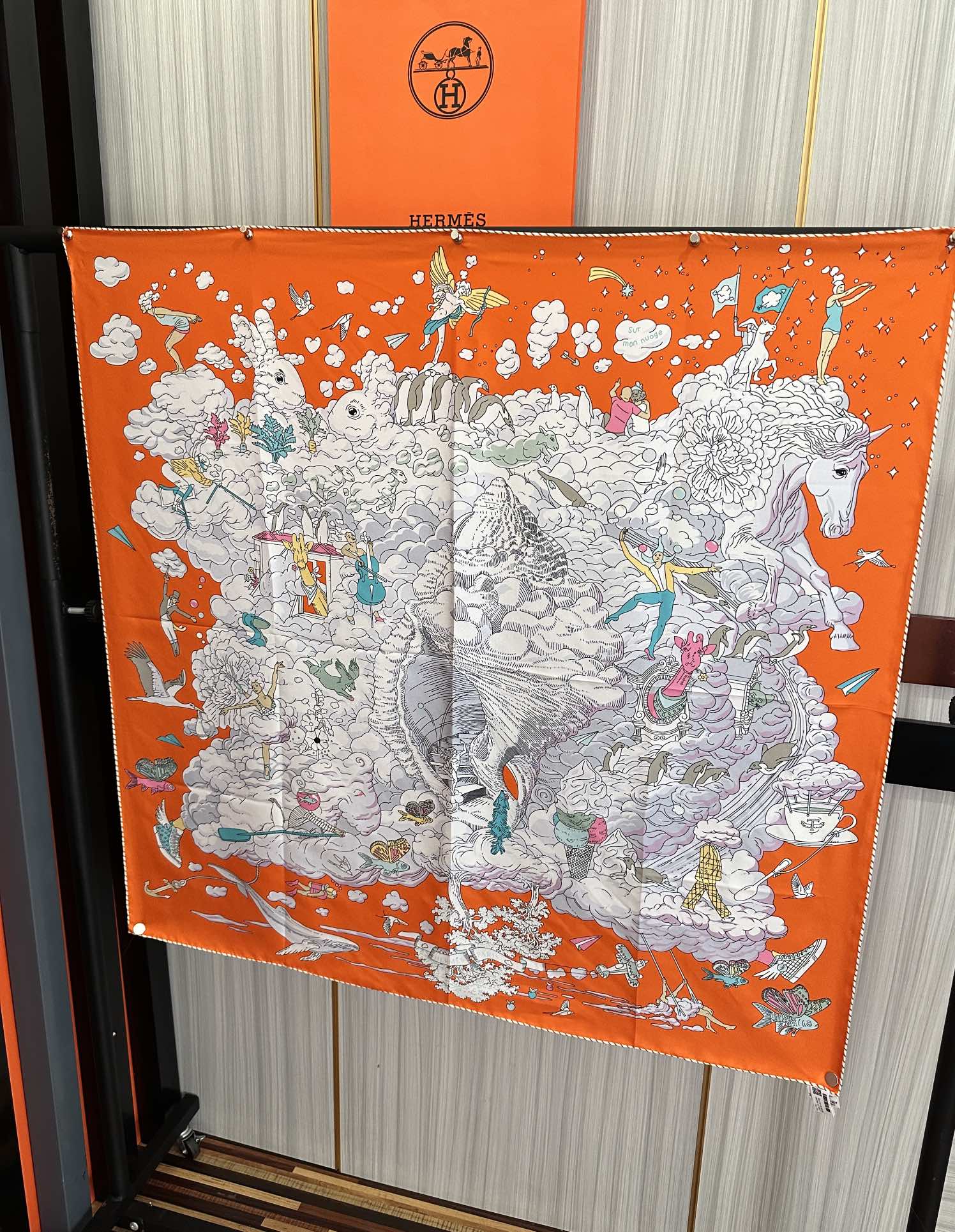  高版本2025𝐇𝐞𝐫𝐦𝐞𝐬 。《我的云间万象》设计犹如梦幻的邀约庆祝这条丝巾充满了童趣發富有想象👍带你