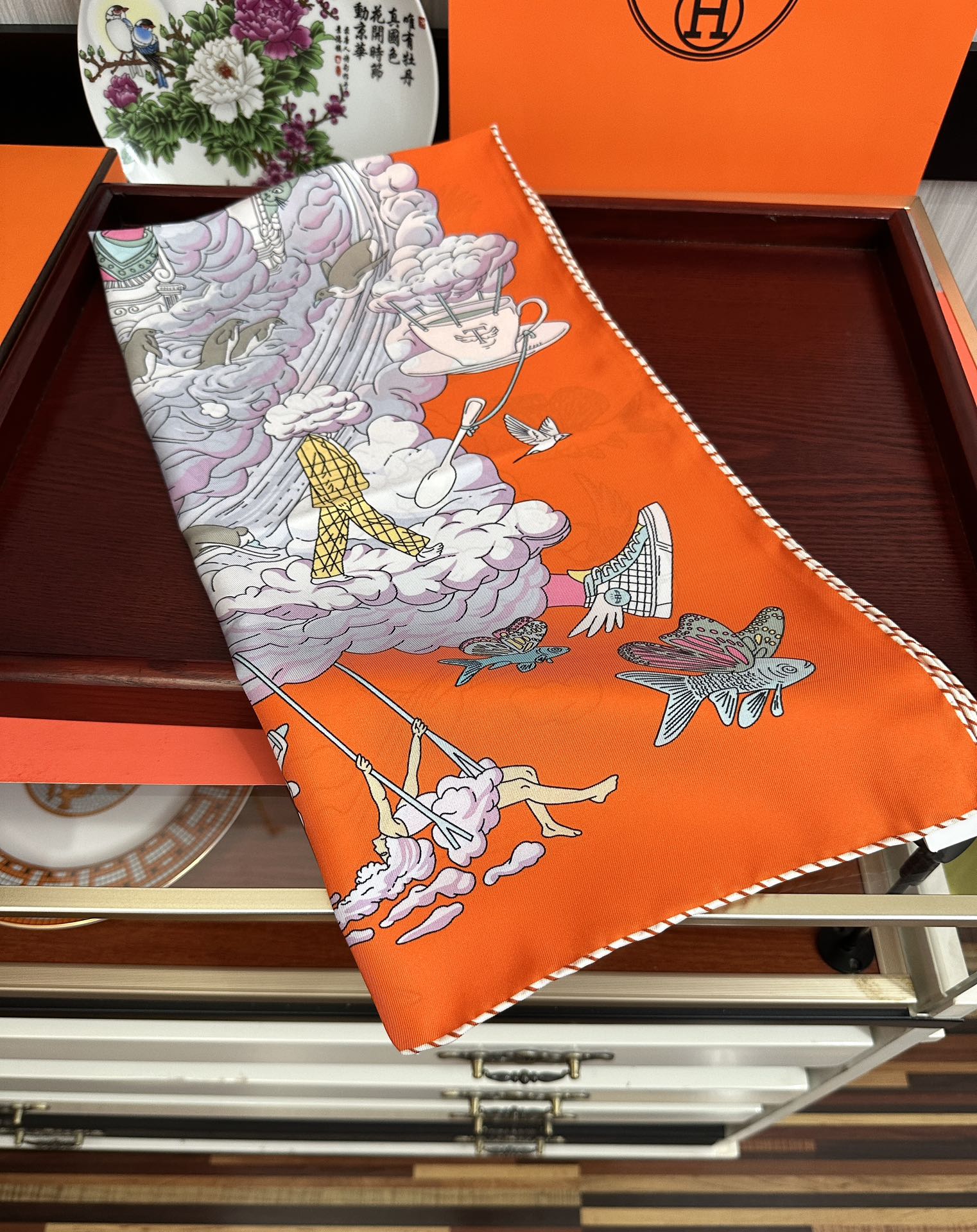  高版本2025𝐇𝐞𝐫𝐦𝐞𝐬 。《我的云间万象》设计犹如梦幻的邀约庆祝这条丝巾充满了童趣發富有想象👍带你