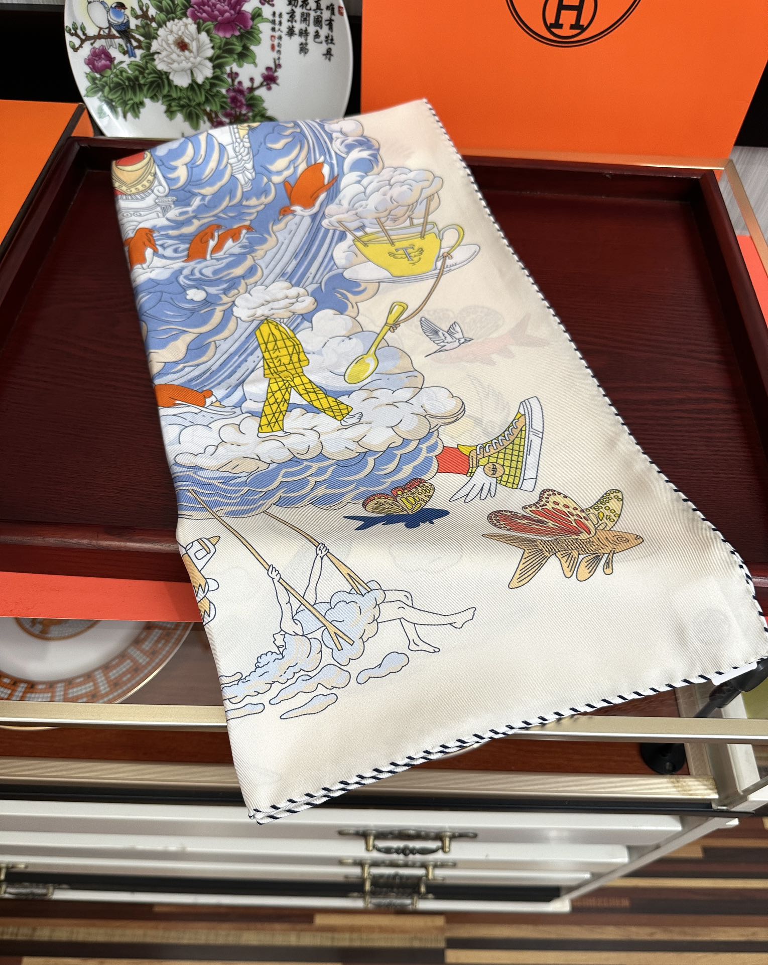  高版本2025𝐇𝐞𝐫𝐦𝐞𝐬 。《我的云间万象》设计犹如梦幻的邀约庆祝这条丝巾充满了童趣發富有想象👍带你