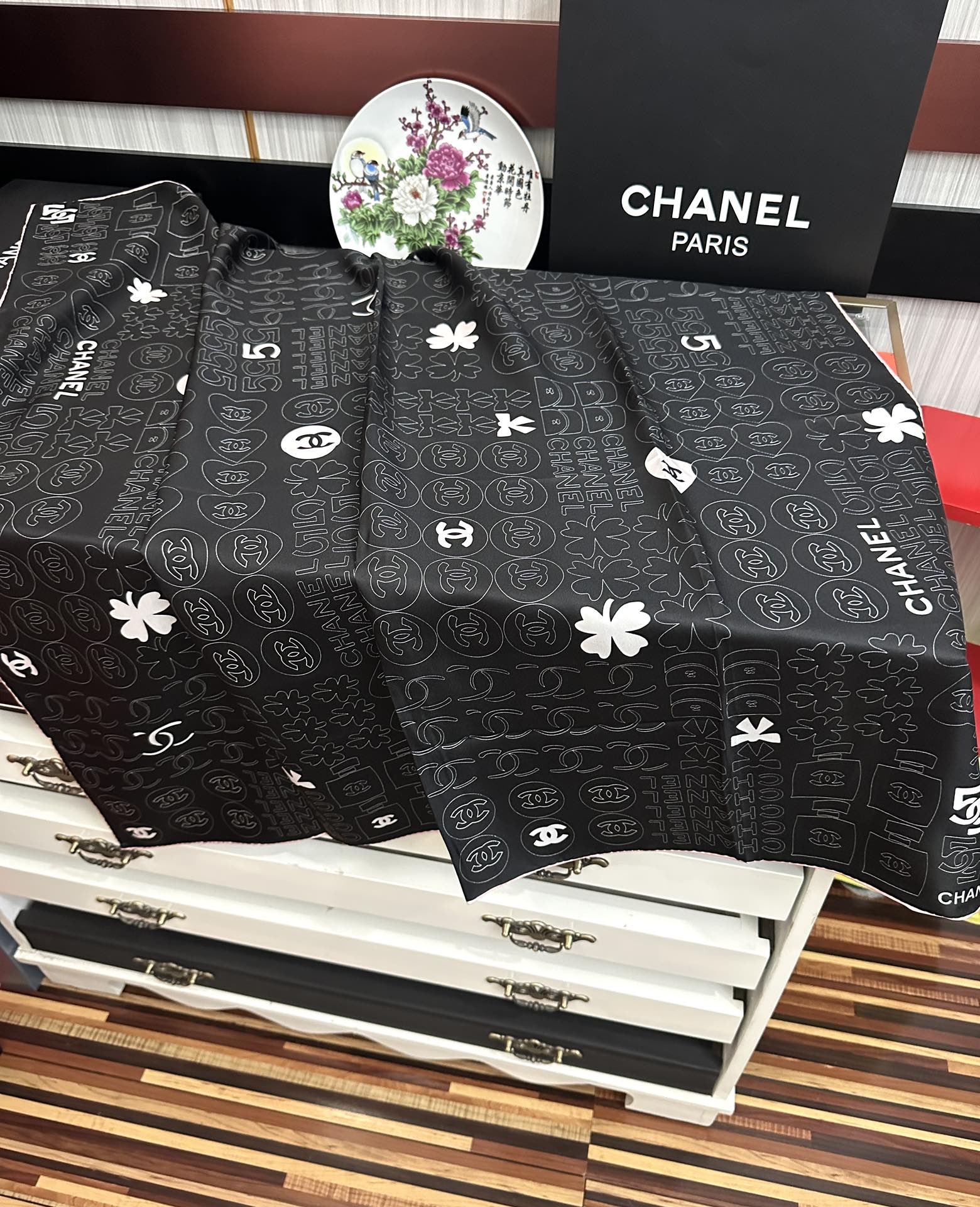 。高版本 香奈儿 【5号香水瓶】👍香奶奶永远都是比较经典發一条印有5号香水瓶跟四叶草交织图案巧妙搭配得意