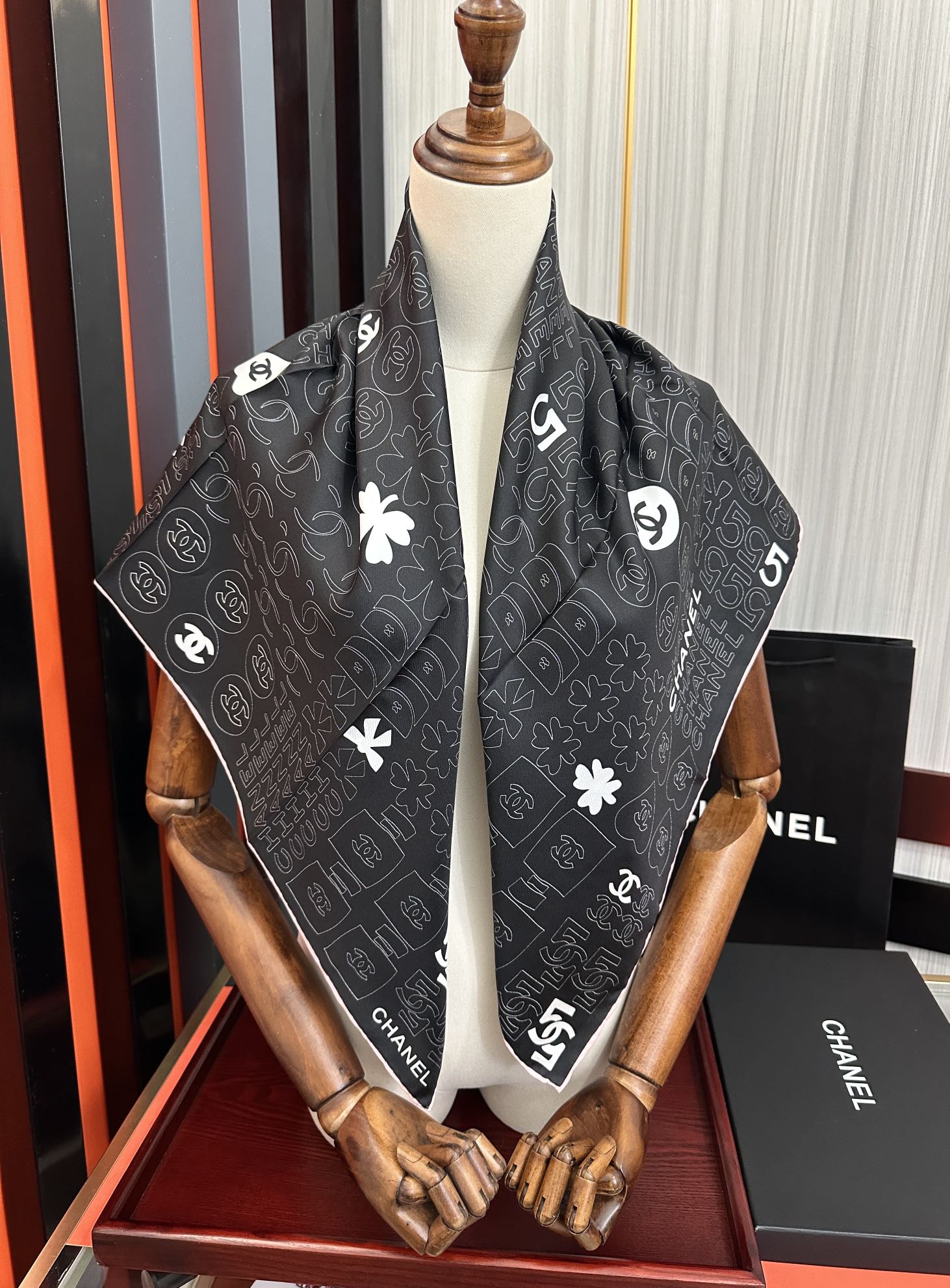 。高版本 香奈儿 【5号香水瓶】👍香奶奶永远都是比较经典發一条印有5号香水瓶跟四叶草交织图案巧妙搭配得意