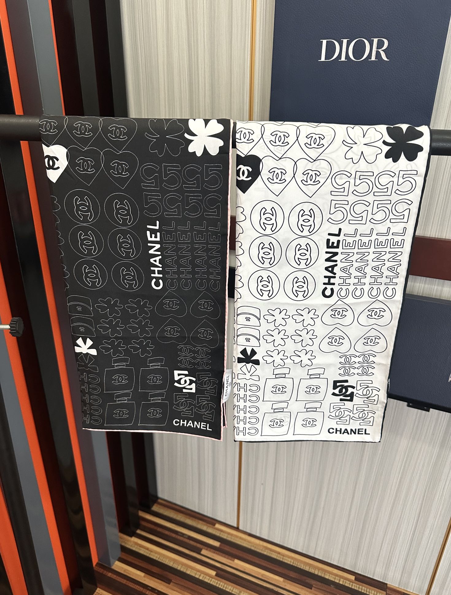 。高版本 香奈儿 【5号香水瓶】👍香奶奶永远都是比较经典發一条印有5号香水瓶跟四叶草交织图案巧妙搭配得意