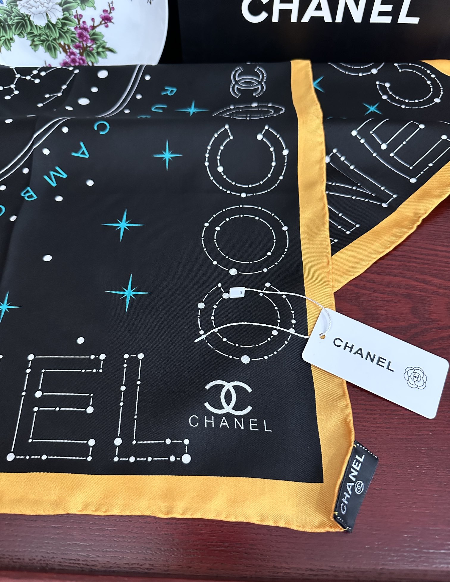  ❤️新款 香奈儿 •2025 《星座方巾》真丝斜纹绸 精致手工卷边质感高级呲牙触感柔滑庆祝将星座元素与