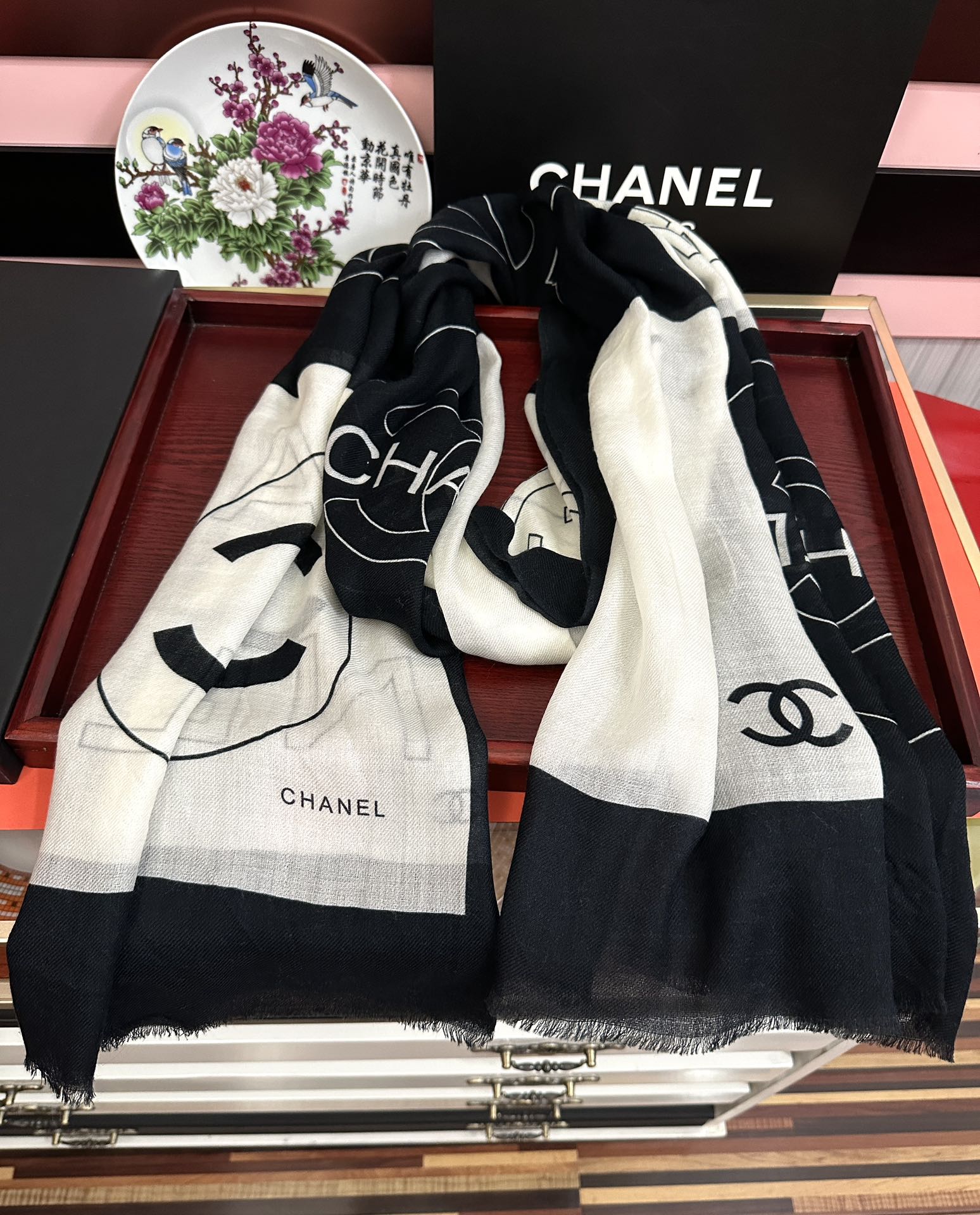 。重磅推荐 小香2025 最新款 香奶奶【双c标志】必备款 顶级设计太美了，真心赞👍😘💍实物真心美 🎀披