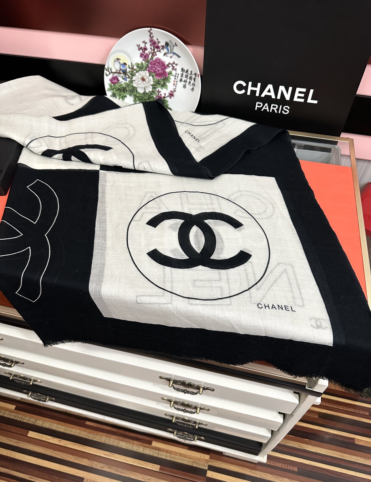 。重磅推荐 小香2025 最新款 香奶奶【双c标志】必备款 顶级设计太美了，真心赞👍😘💍实物真心美 🎀披