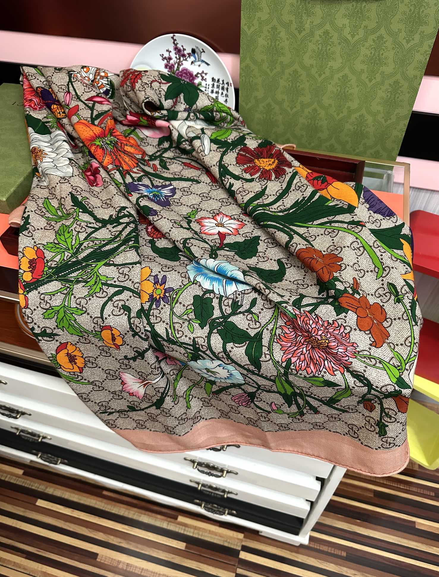 爆款。古奇 【GG图案花朵双面同色】永远流行礼物~新一季的面料超高级，真心超级柔软，丝丝顺滑太阳韧性很强