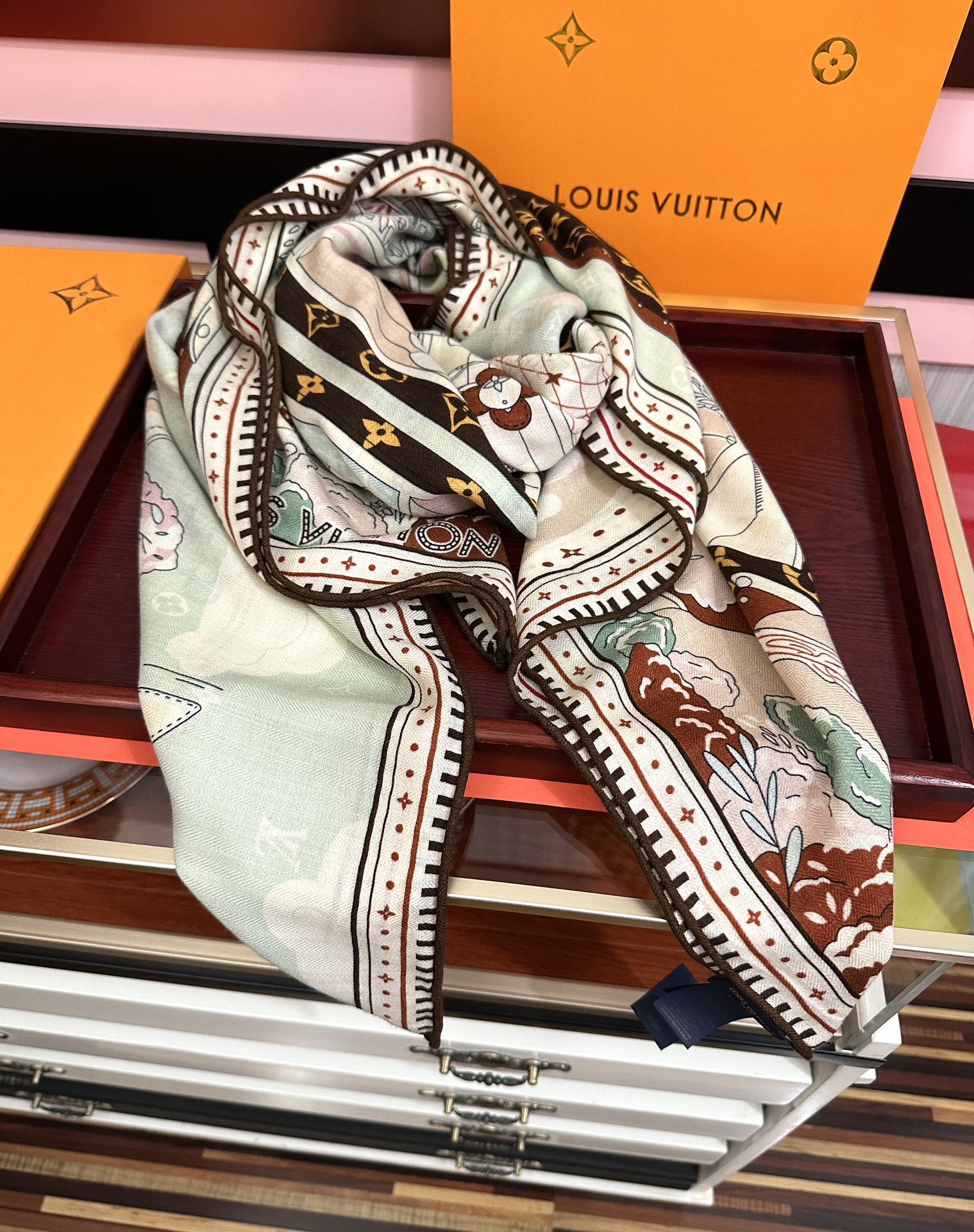 新款LV 今年的爆款【双面同色】经典优雅礼物~气质到骨子里色新一季的面料超高级，真心超级柔软，丝丝顺滑太