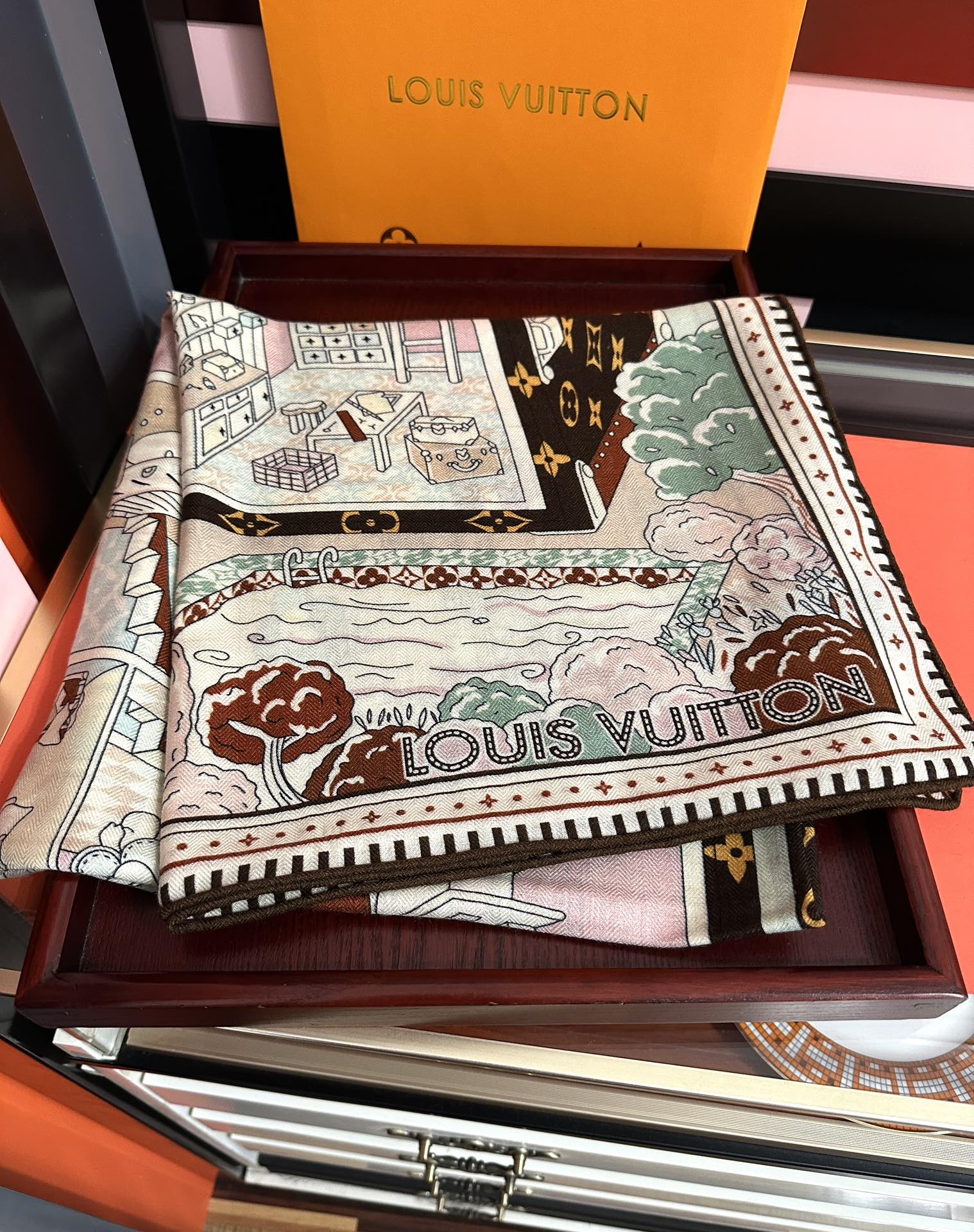 新款LV 今年的爆款【双面同色】经典优雅礼物~气质到骨子里色新一季的面料超高级，真心超级柔软，丝丝顺滑太