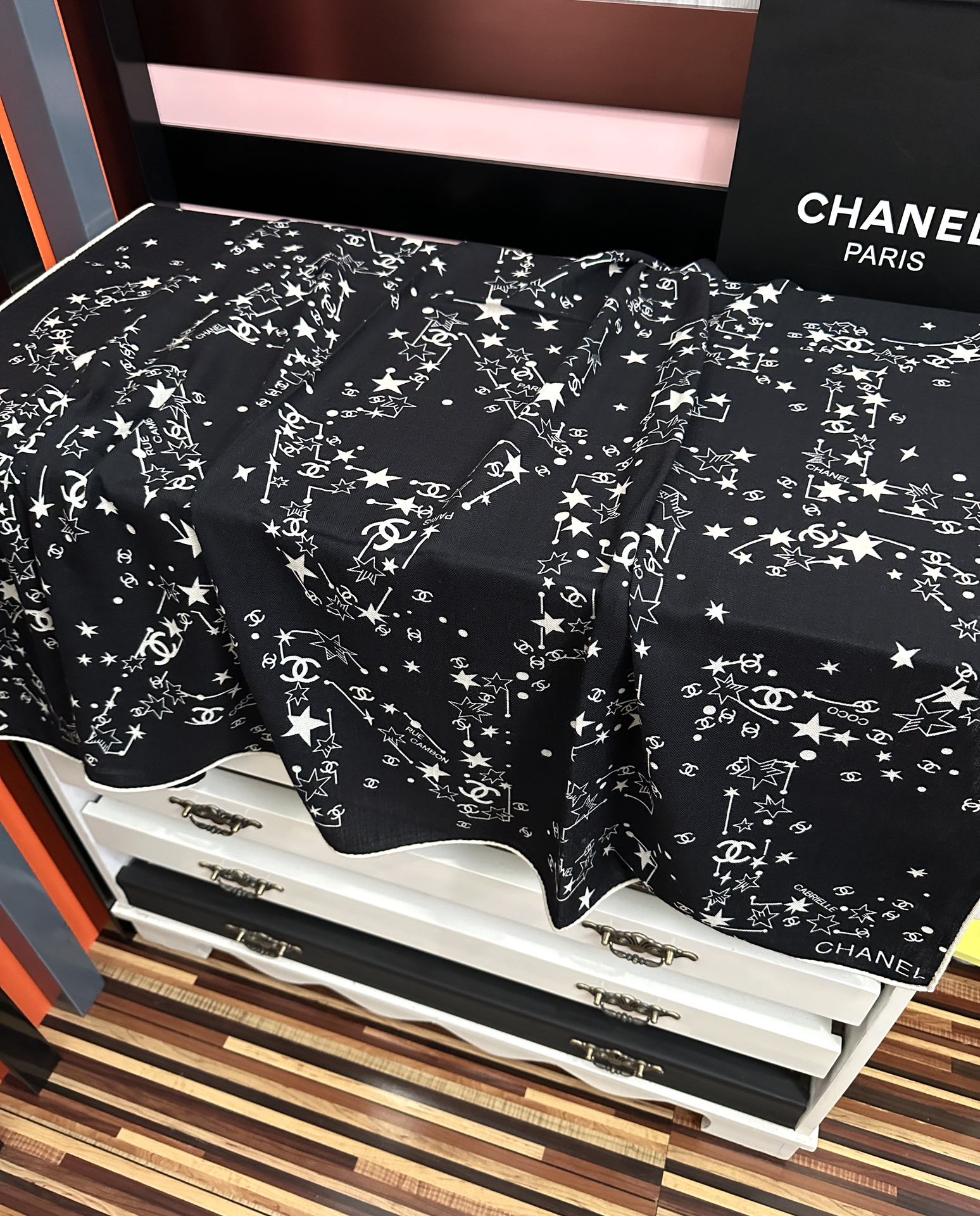 新款❤️2025 香奈儿 星星✨涂鸦 官网同步  【双面同色】發经典设计优雅风礼物~气质到骨子里色香奶奶