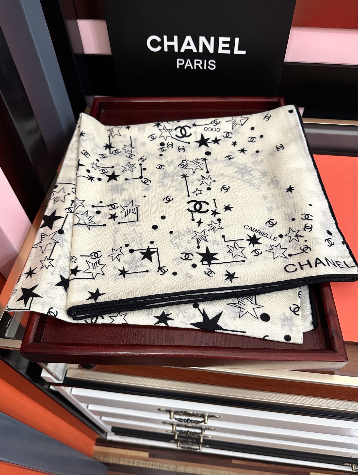 新款❤️2025 香奈儿 星星✨涂鸦 官网同步  【双面同色】發经典设计优雅风礼物~气质到骨子里色香奶奶