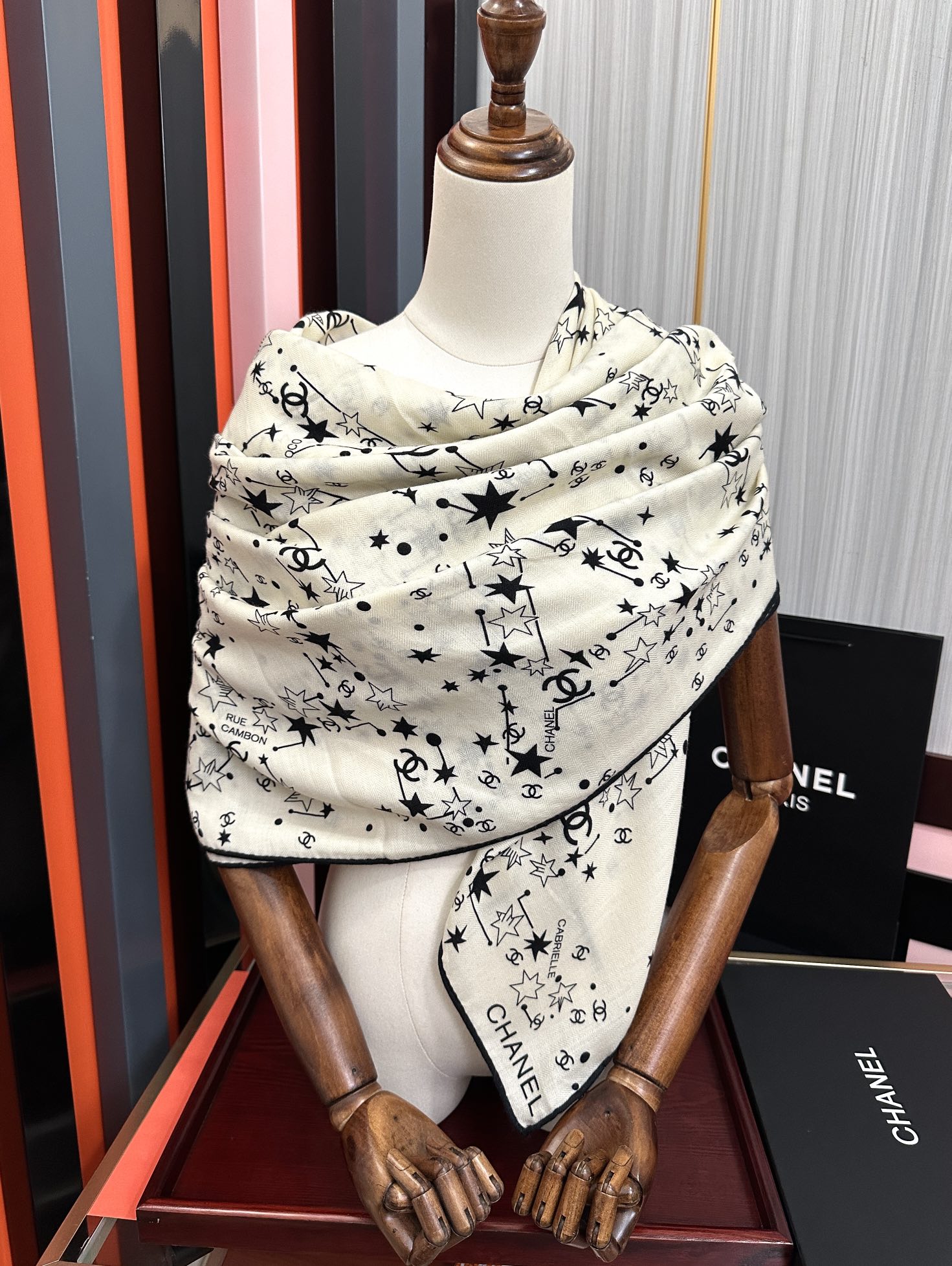新款❤️2025 香奈儿 星星✨涂鸦 官网同步  【双面同色】發经典设计优雅风礼物~气质到骨子里色香奶奶
